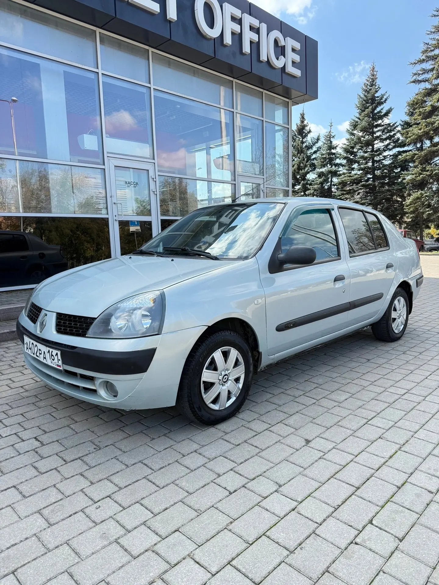 Продаю Renault Symbol 2004 года выпуска.