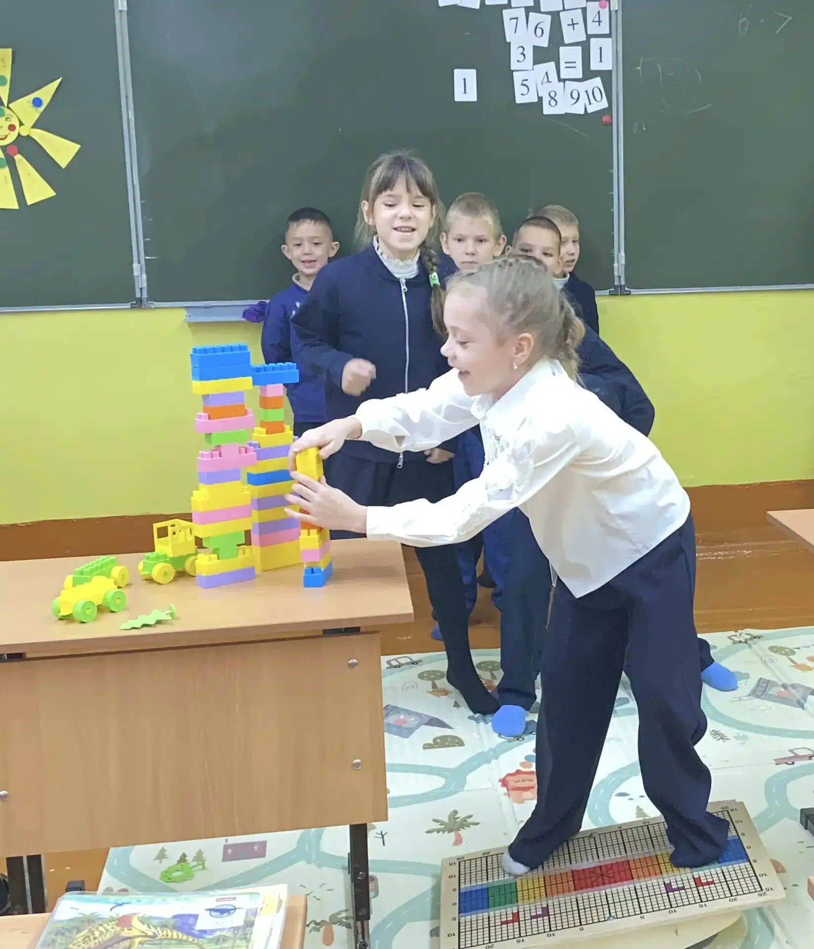 Сегодня наши первоклассники строили целый город — и не на бумаге, а прямо в классе! 🏗️