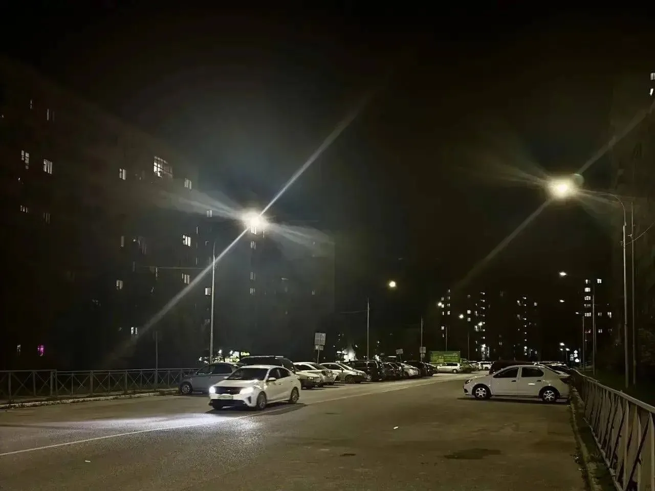 Более 10 километров новых линий освещения построили в Новосибирске с начала года