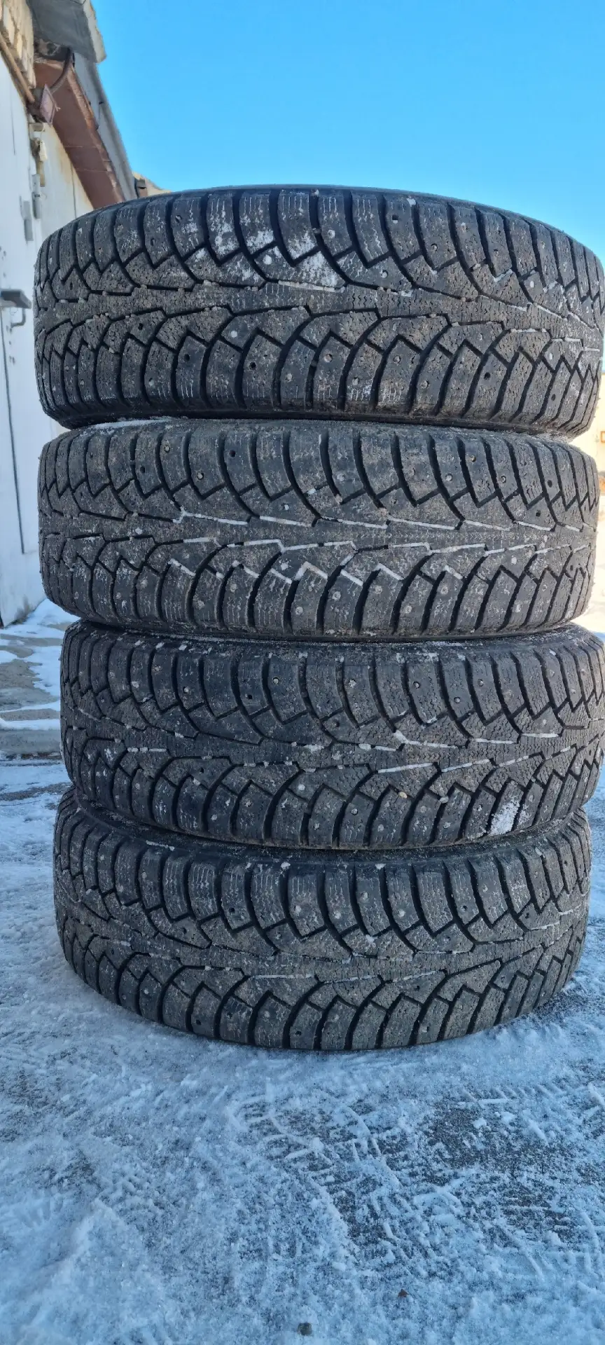 TRIANGLE WINTER 195/65 R15 Протектор отличный. Шипов более 50%.