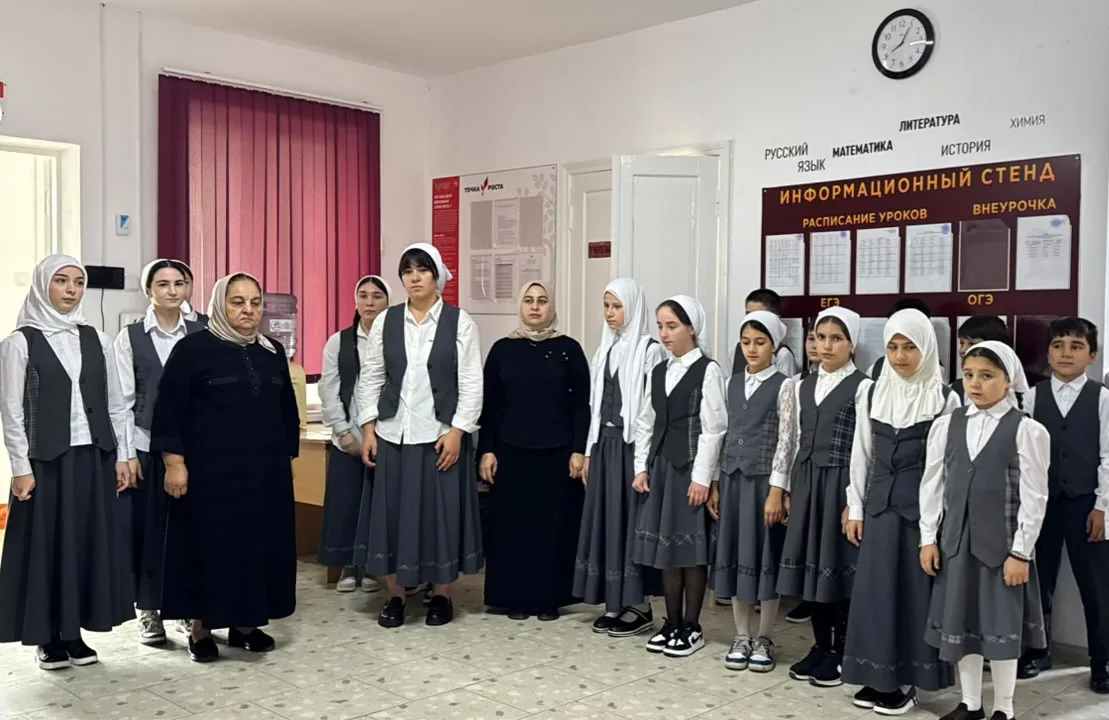 Понедельник в МБОУ «Харьковская  СОШ» начался традиционно — с линейки, выноса флага и и...
