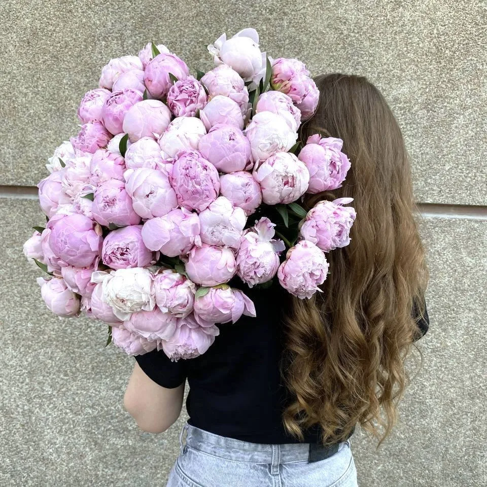 Если хочешь, чтобы этот вечер она точно запомнила — приходи с пионами 👀🌸