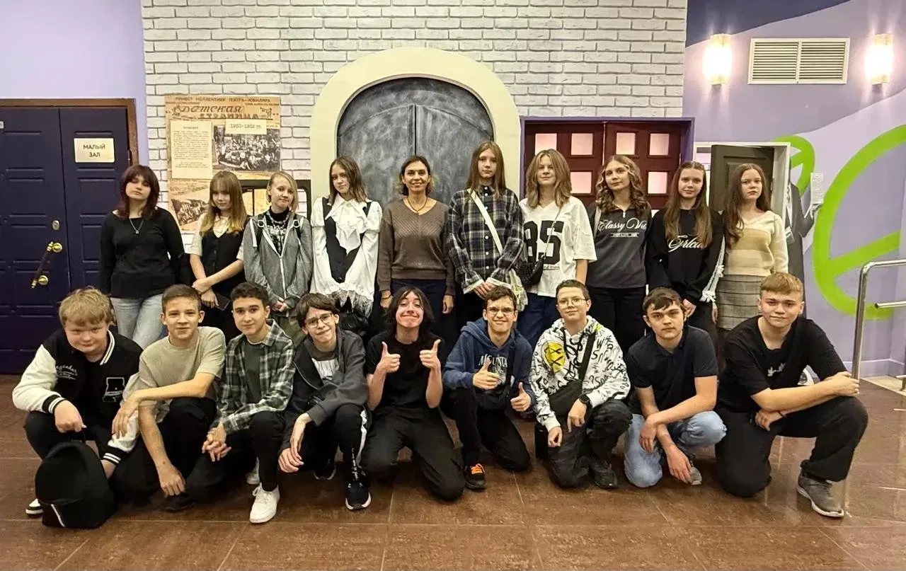 9 октября ребята и родители 8г класса ( кл.рук. Катехина С.М.) побывали на спектакле по...