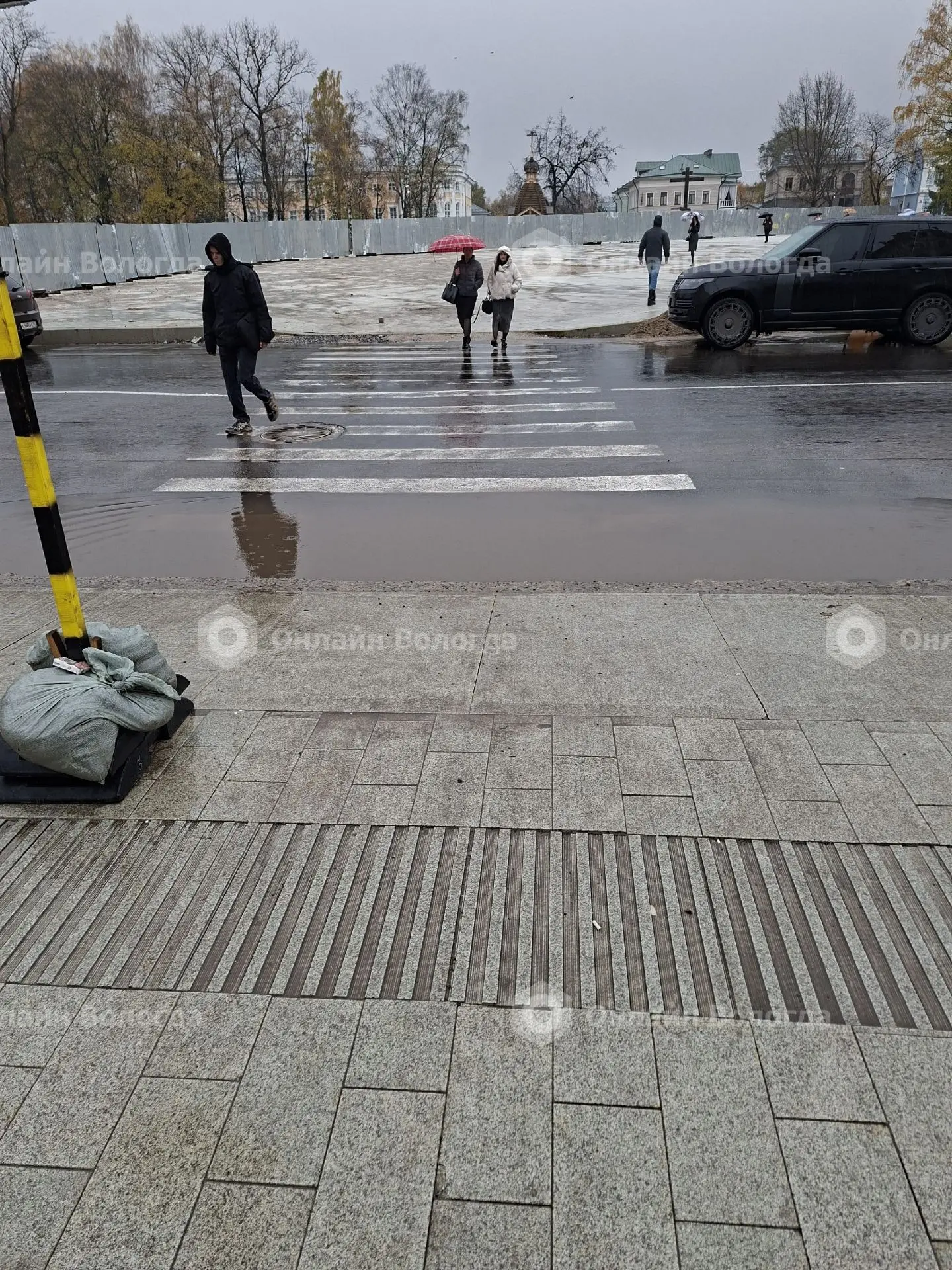 Это так задумано чтобы люди входили в лужу на пешеходном переходе на площадь Революции?...