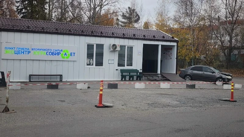 Брошенный БРТС без окон неделями стоит у «Югры» в Сургуте