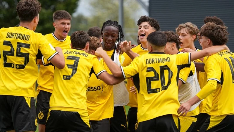 🐝 Боруссия U17 усилиями 15-летнего Эдона Четиная громит Дуйсбург, временно возвращая с...