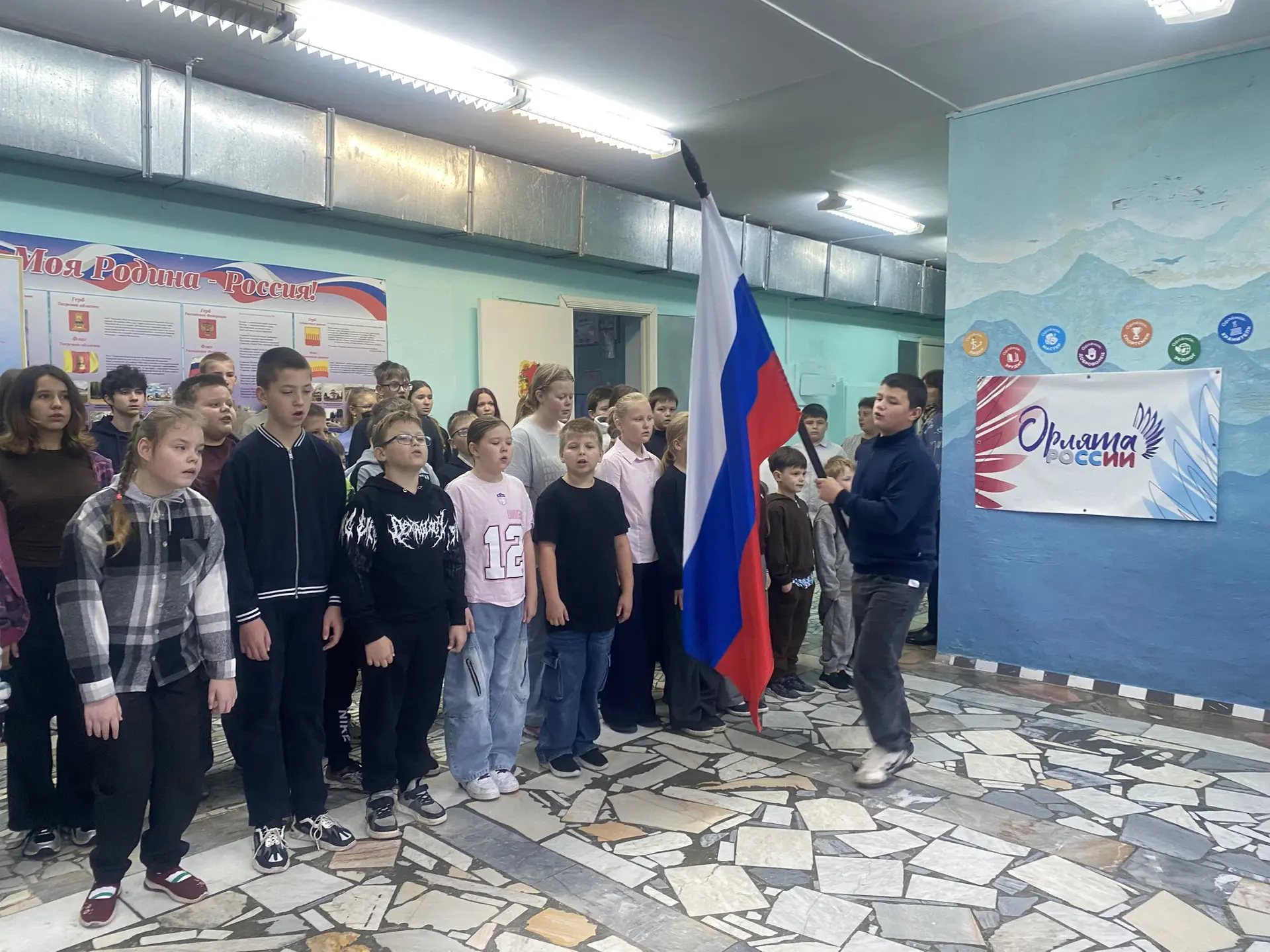 🎓 Утро понедельника в нашей школе — по традиции!