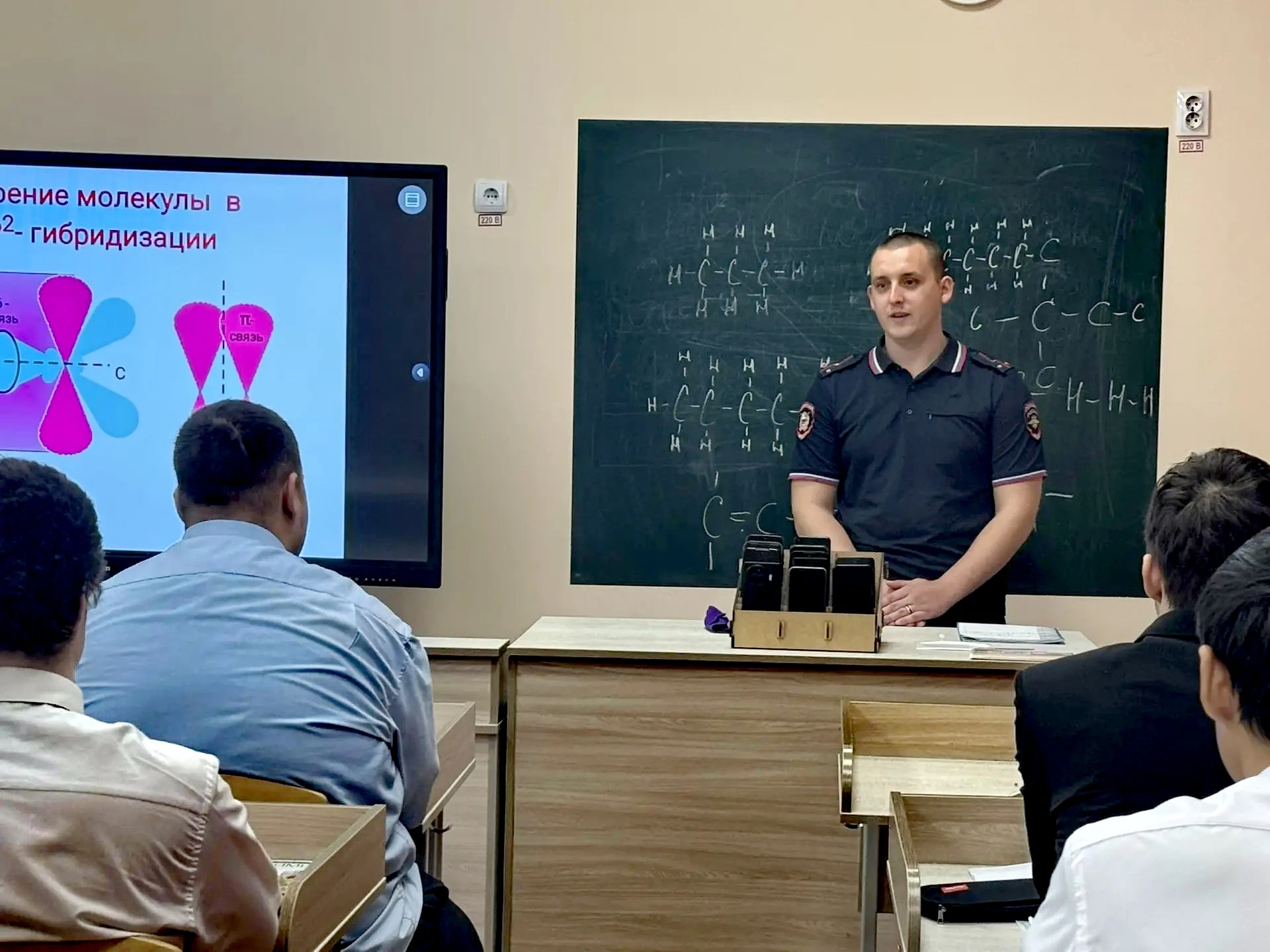 Абаканские полицейские продолжают проводить профориентационные встречи со старшеклассни...