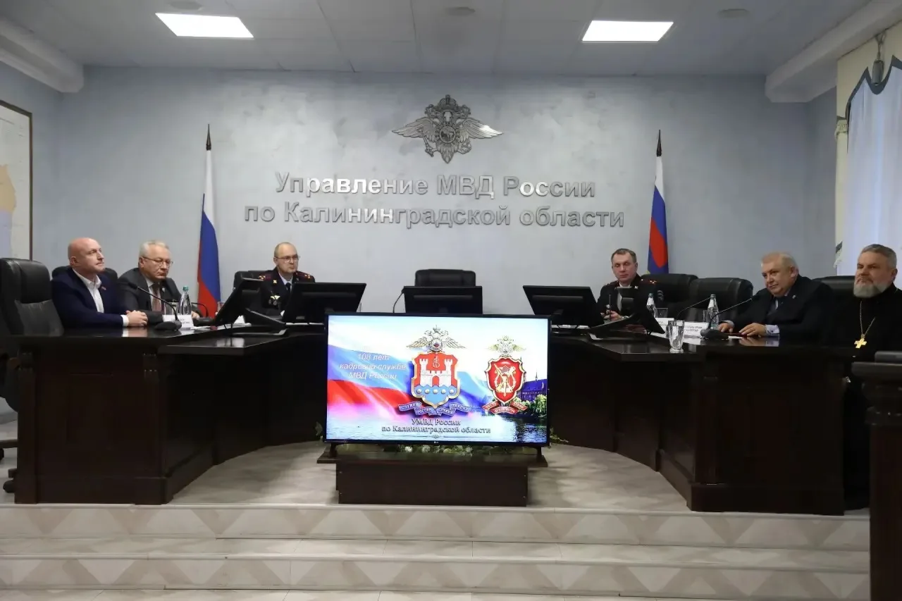 В УМВД России по Калининградской области вручены награды сотрудникам кадровой службы 🌟