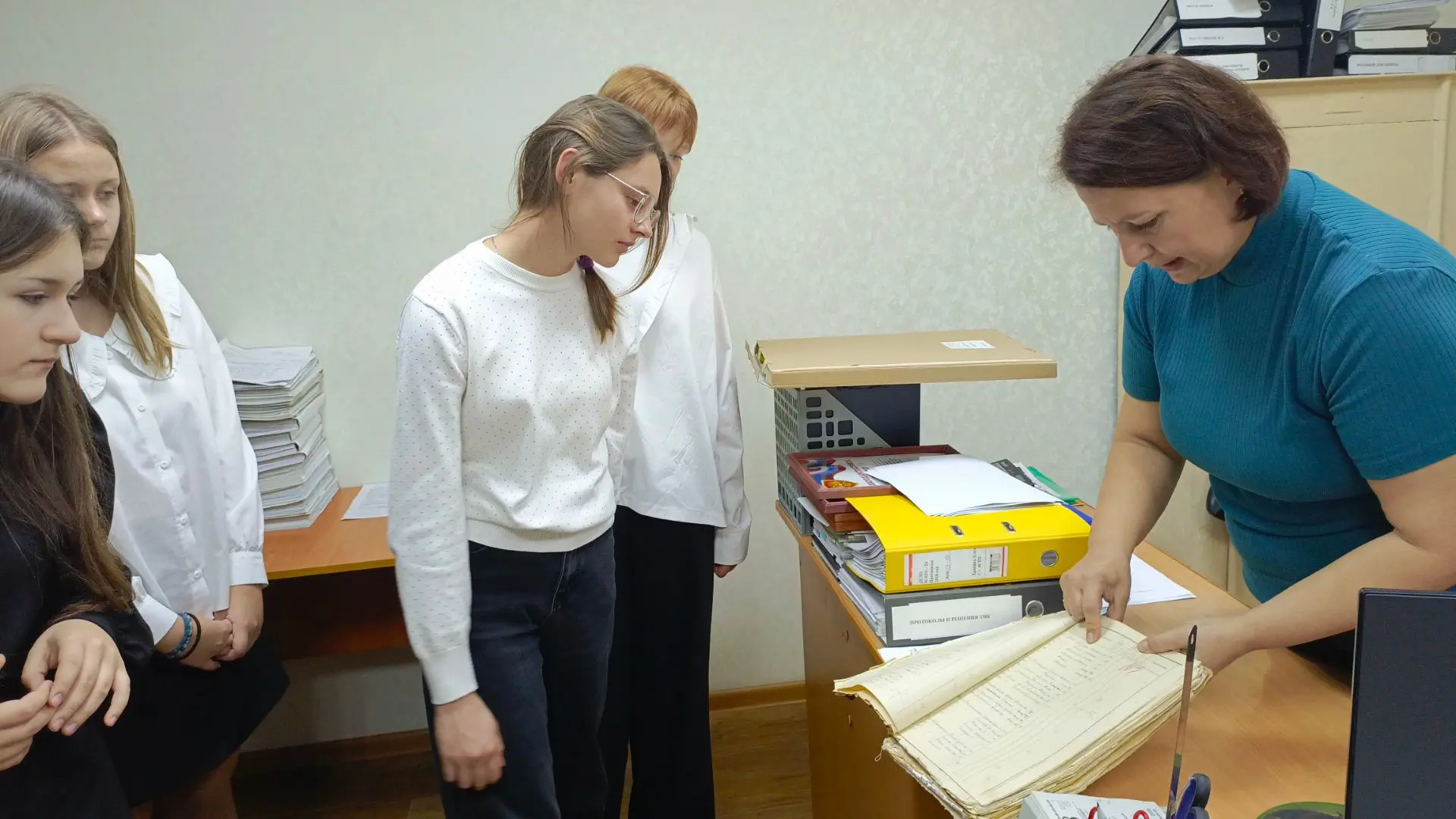 Погружение в историю: поход 9 "А" в районный архив 📜✨