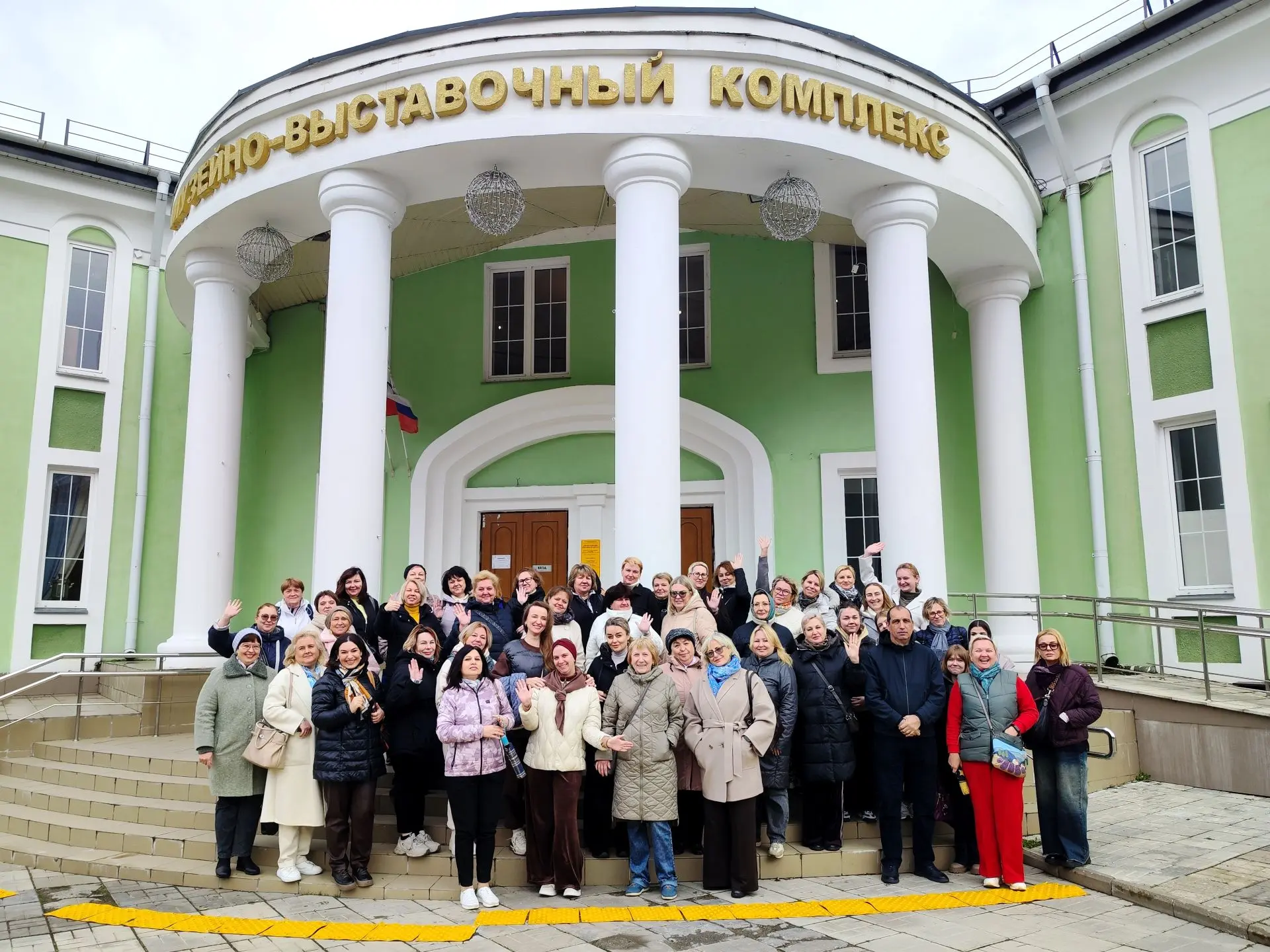 🏰 Кремль в низине, павлины у монастыря и песни в автобусе: суббота нашего 12У класса в...