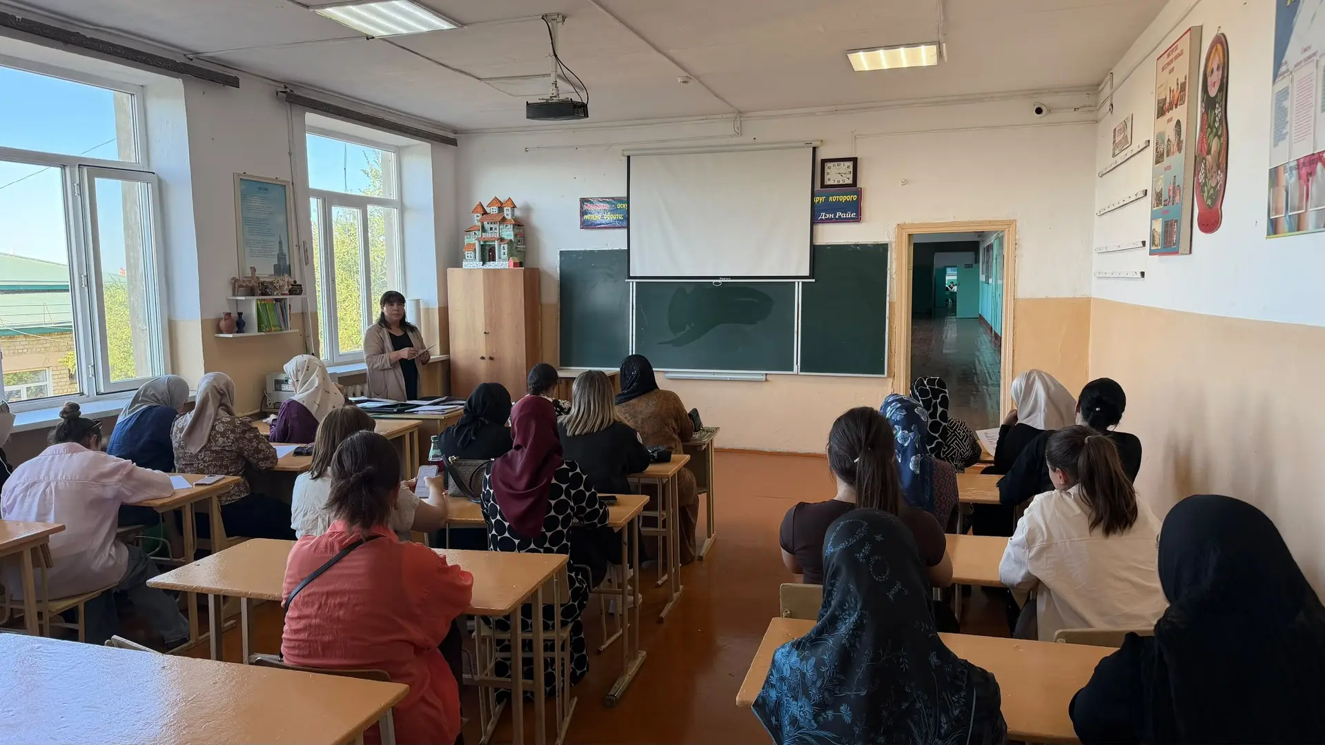 В нашей школе прошли важные и актуальные родительские собрания на тему «Подросток в сет...