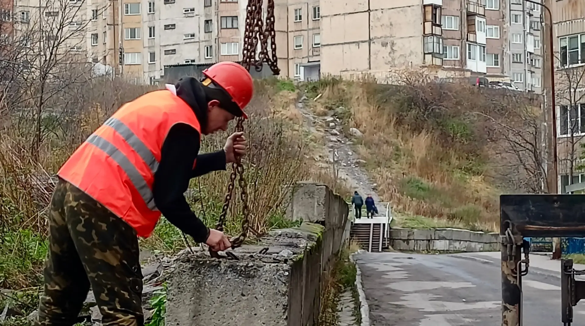 ⚒️На Адмирала Сизова, 8 сегодня приступили к демонтажу подпорной стенки.
