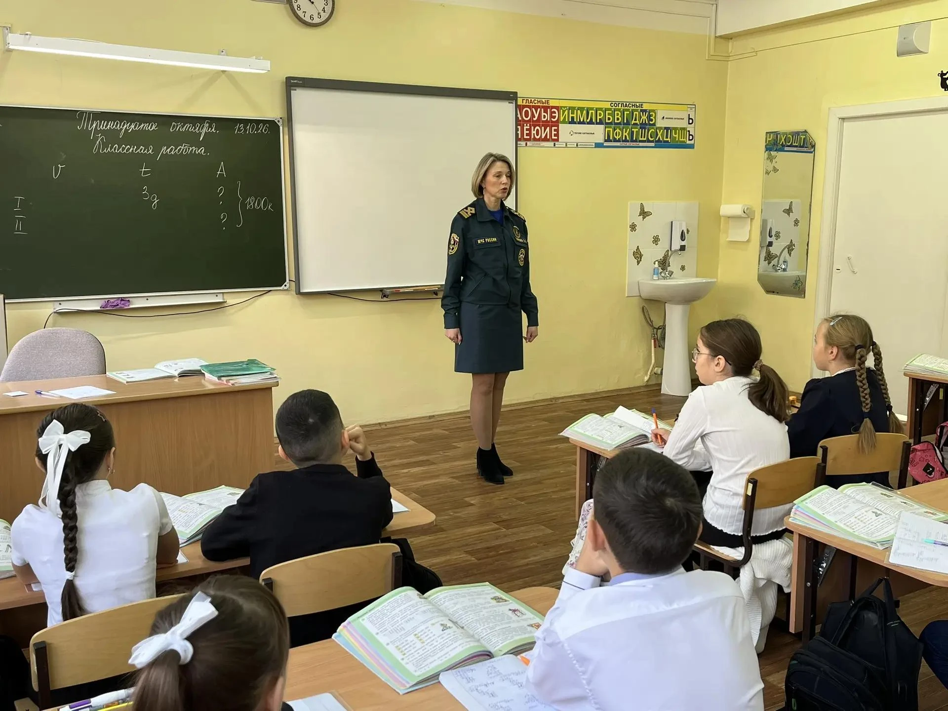 «Осторожно, тонкий лёд!»: гимназистам напомнили о правилах безопасности на водоёмах осенью