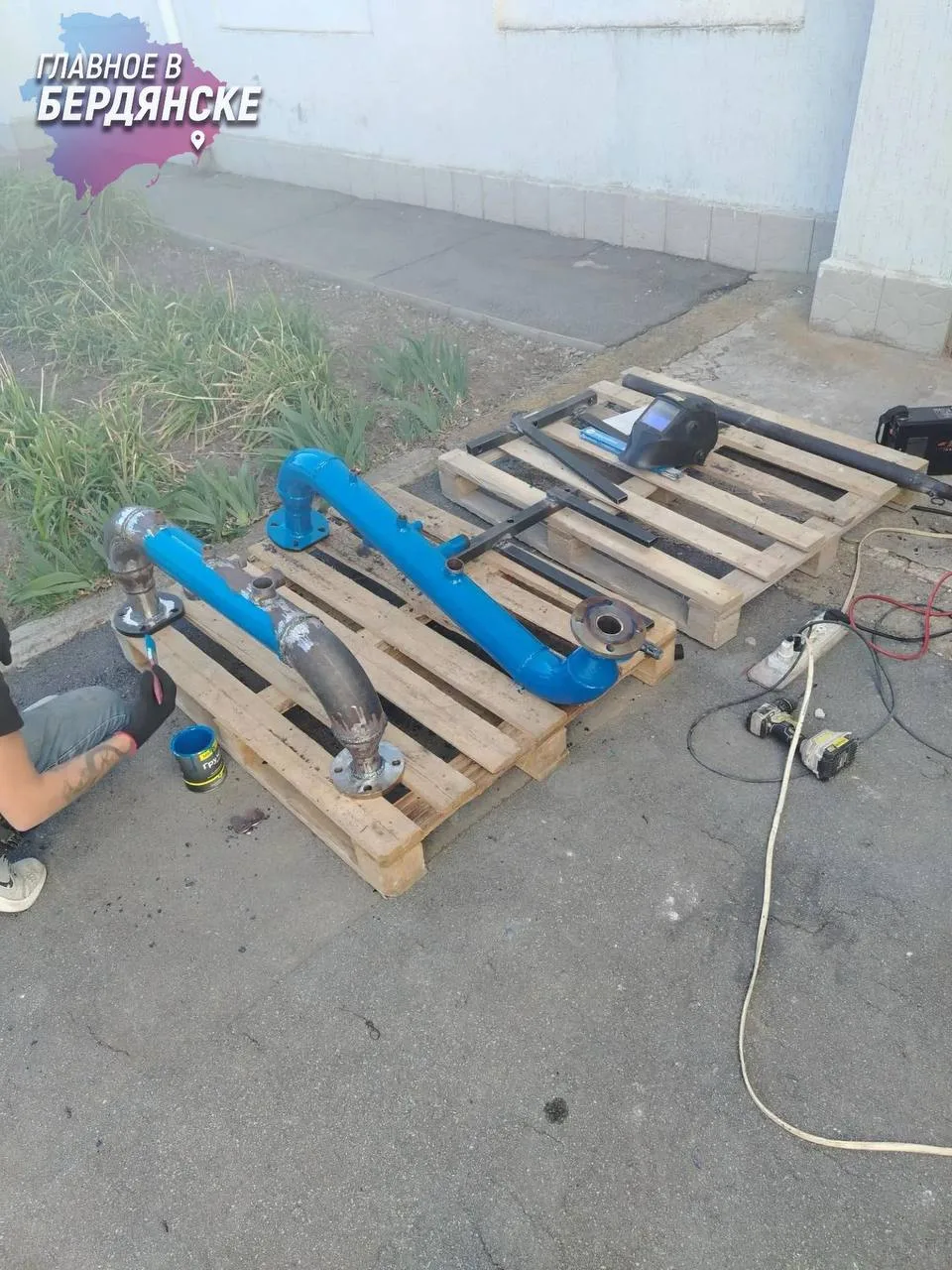 Шефы монтируют наружную систему отопления школы в селе Проминь