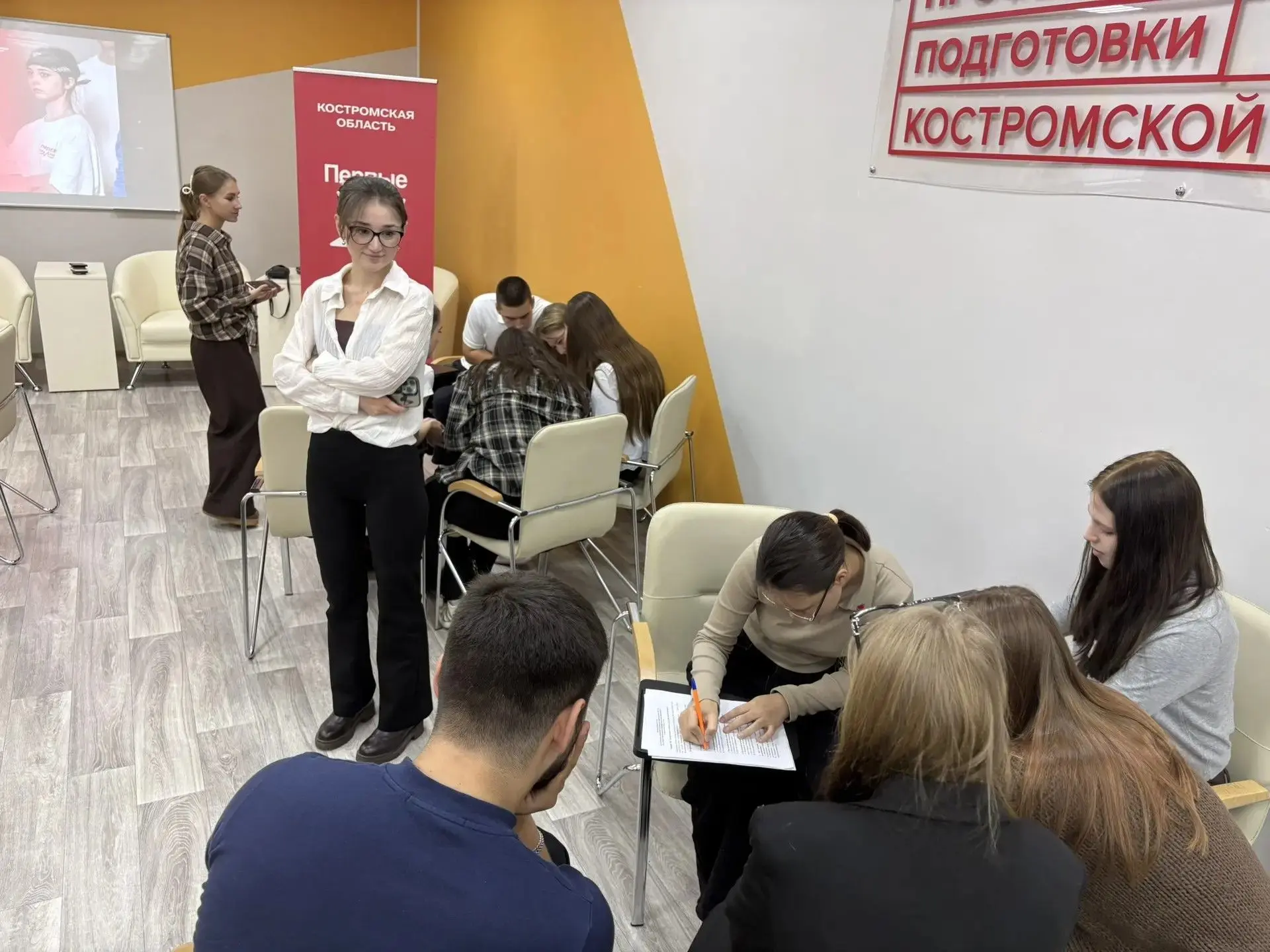 15 октября активисты первичного отделения школы № 8 города Костромы приняли участие в м...