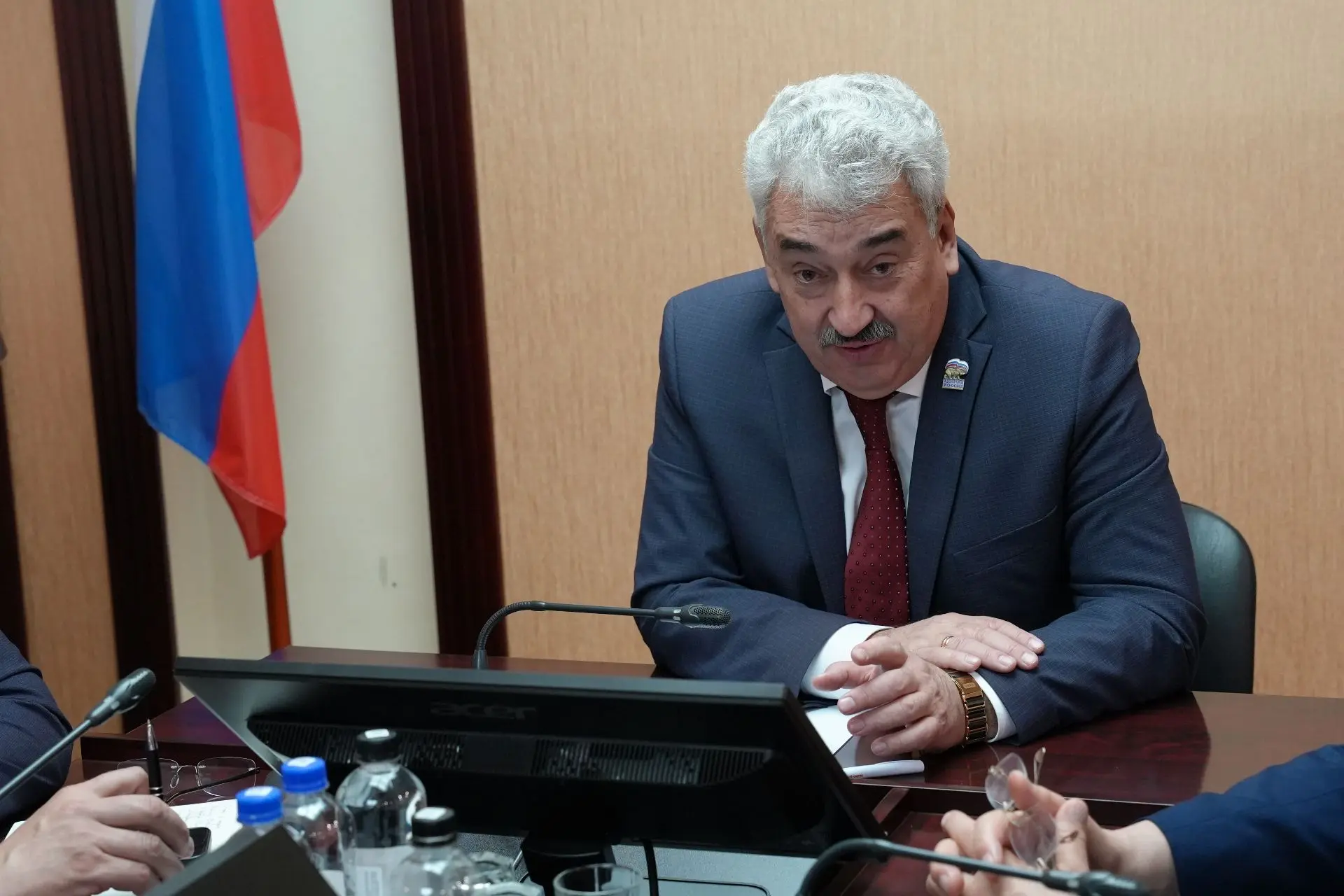 Провел первую в новом созыве встречу с руководителями Комитетов и Аппарата Государствен...