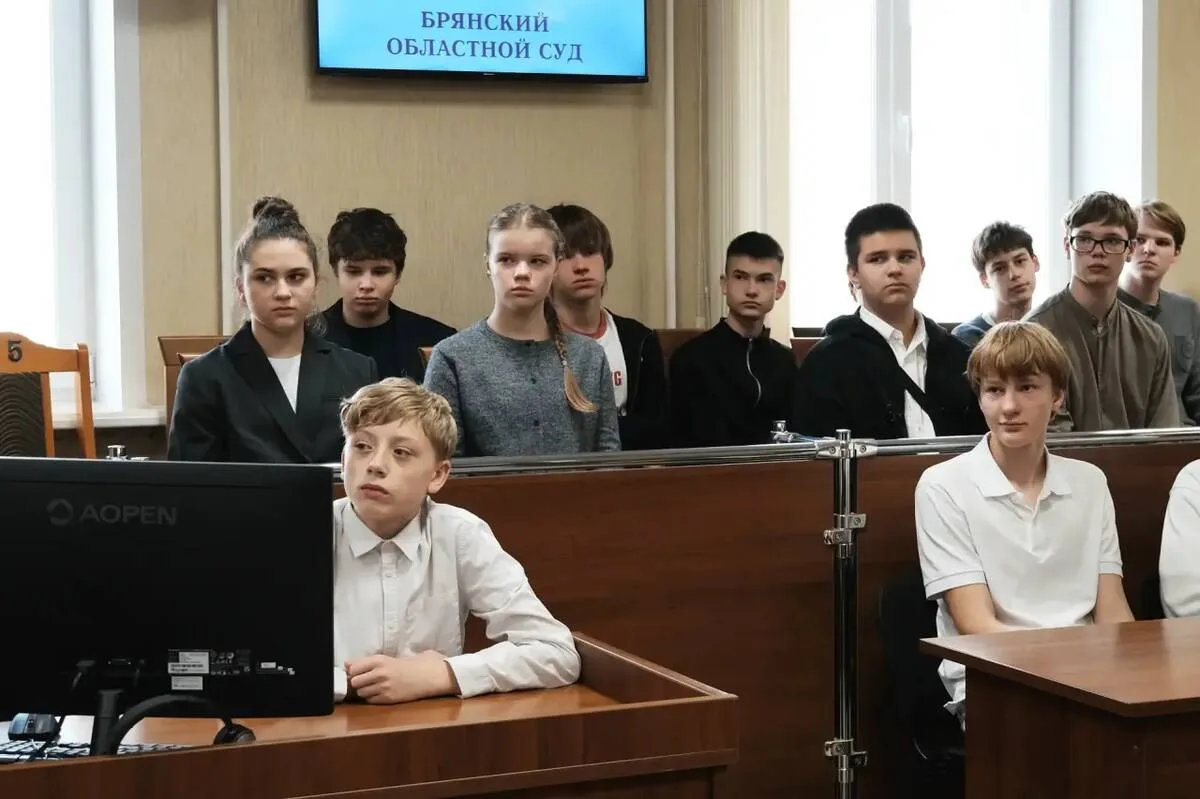 Школьники Брянска примерили роли судей и присяжных