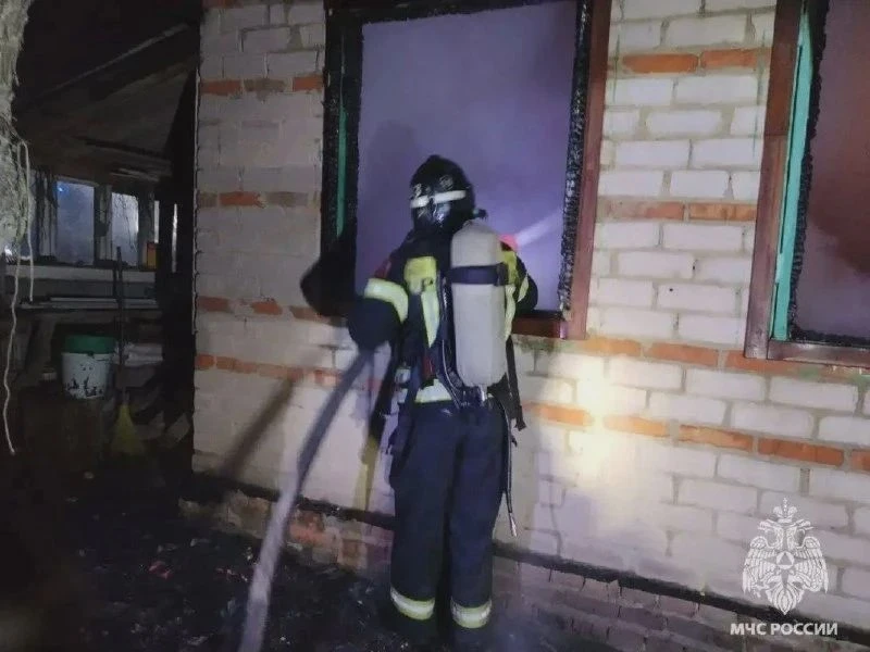 В Орловском округе горел строящийся дом