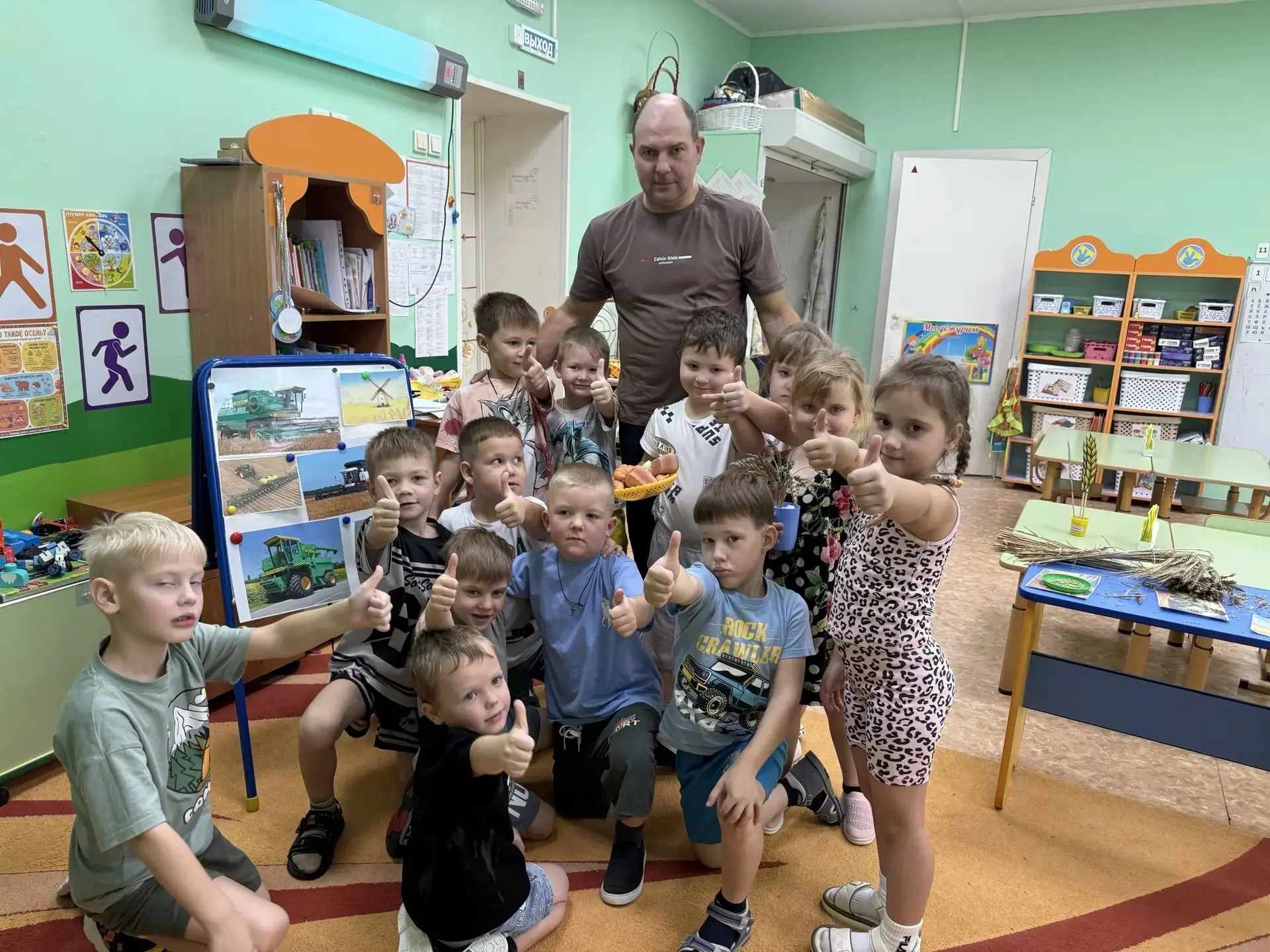 Вот украшенная эмодзи версия текста: