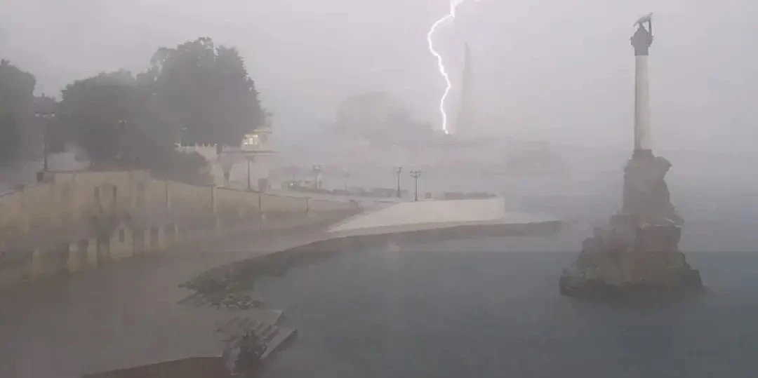 ⛈️ Сильный ветер с грозой накроют завтра Севастополь.
