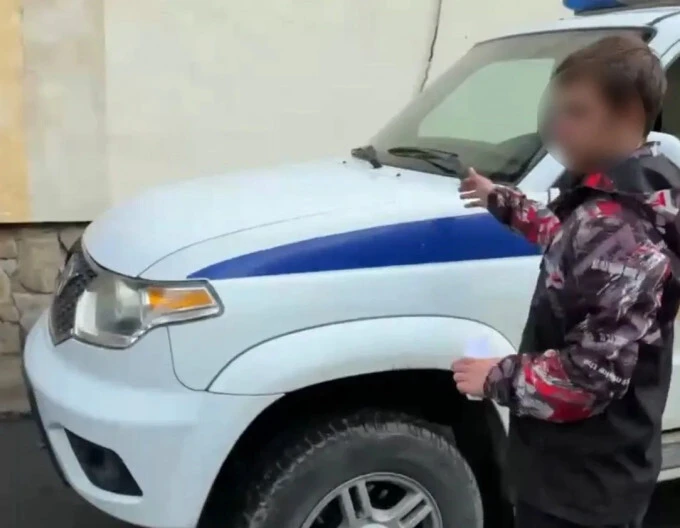 В Екатеринбурге 17-летнего подростка отправили в СИЗО за поджог полицейских машин.