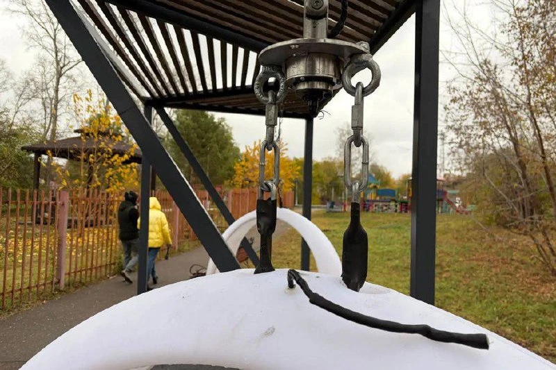 В Ангарске вандалы испортили новые светящиеся качели в парке имени 10-летия города. Неи...