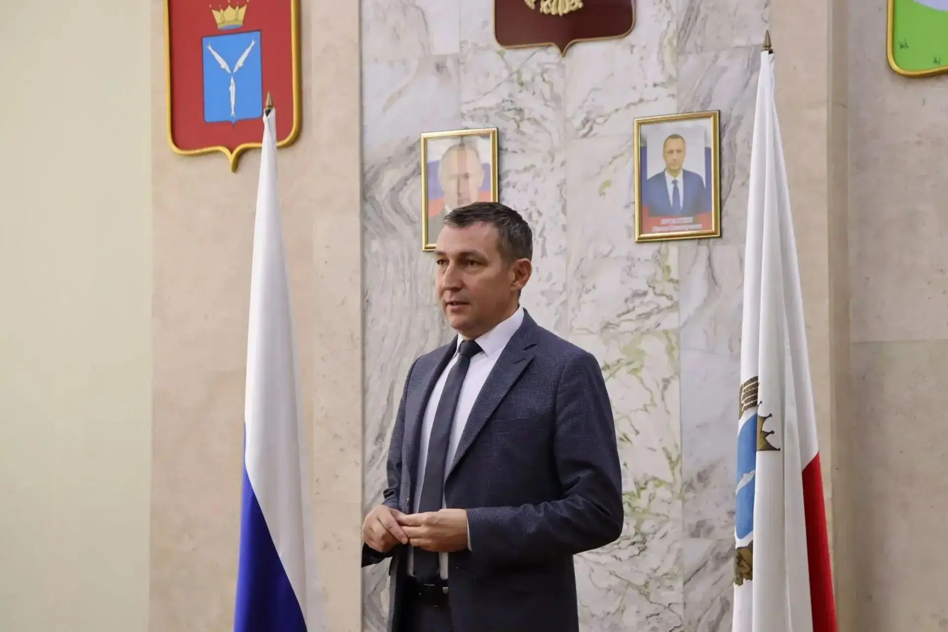 Глава муниципального образования город Шиханы Антон Лещенко вручил паспорта участникам ...