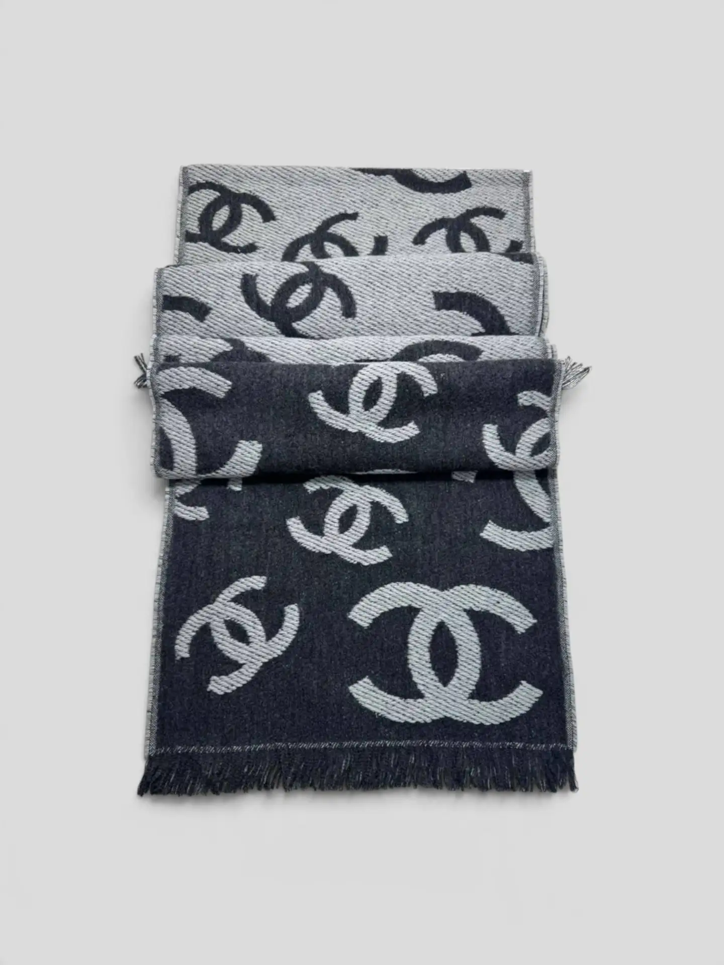 Новый двусторонний шарф Chanel.
