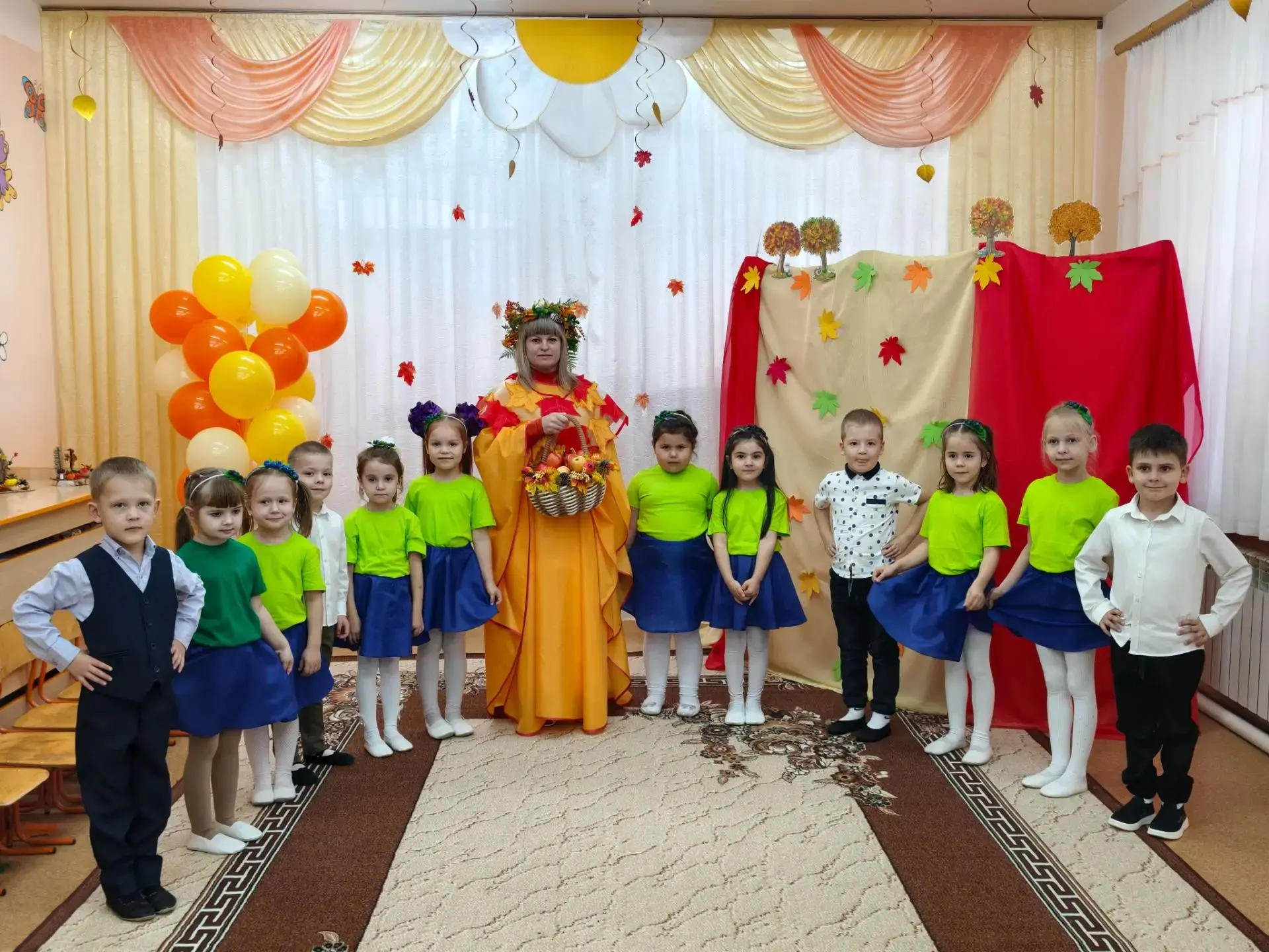 За окном непогода, холодный дождь и серые тучи... А в нашем детском саду — тепло, ярко ...