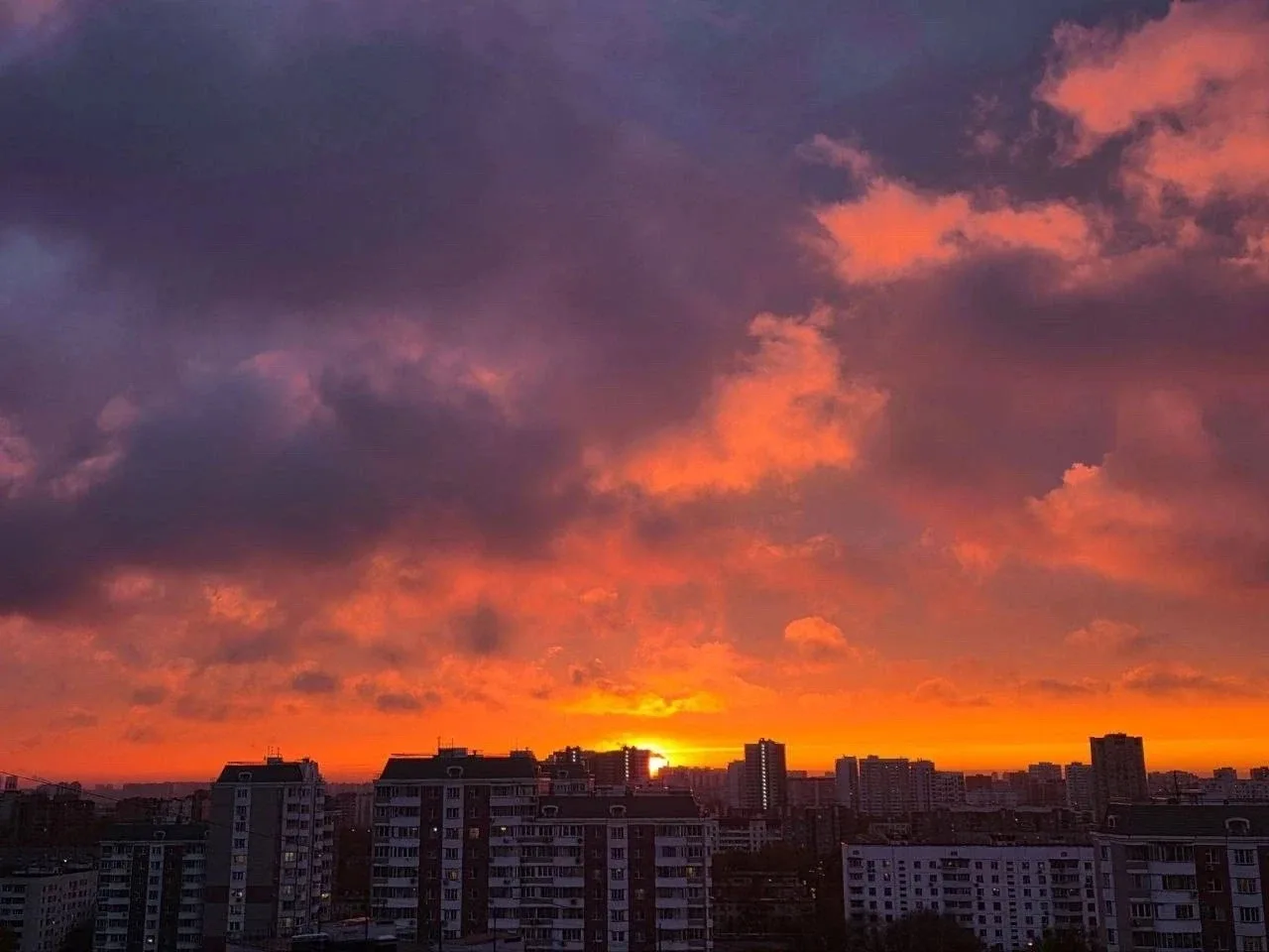 🌅 Москва проводила дождливый день невероятно красивым закатом