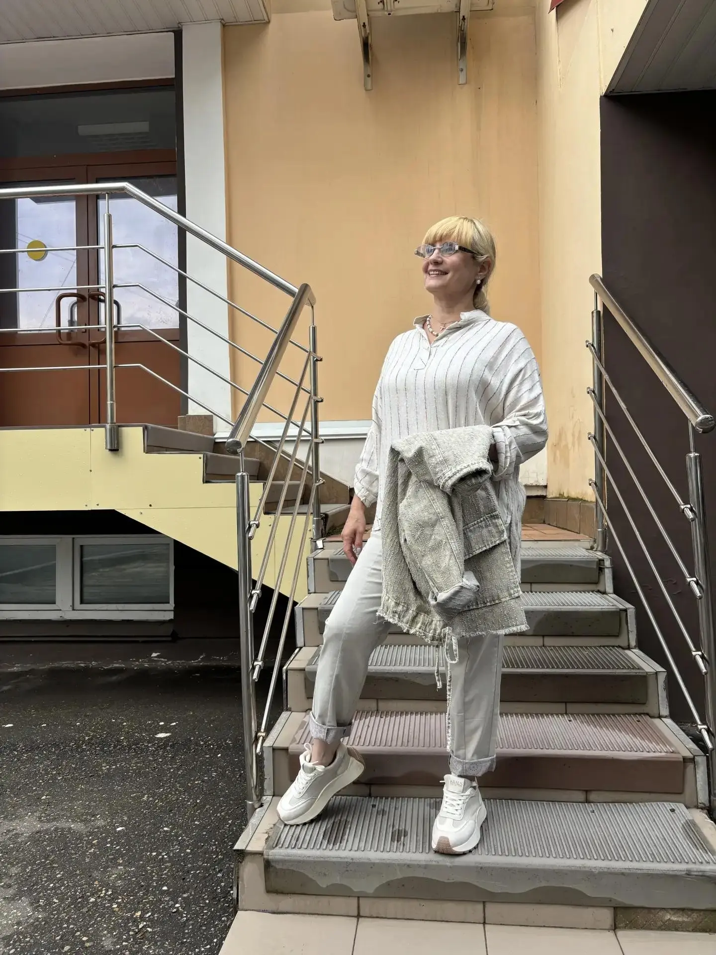 🌿 В этом сезоне мода предлагает множество интересных решений для брючных образов