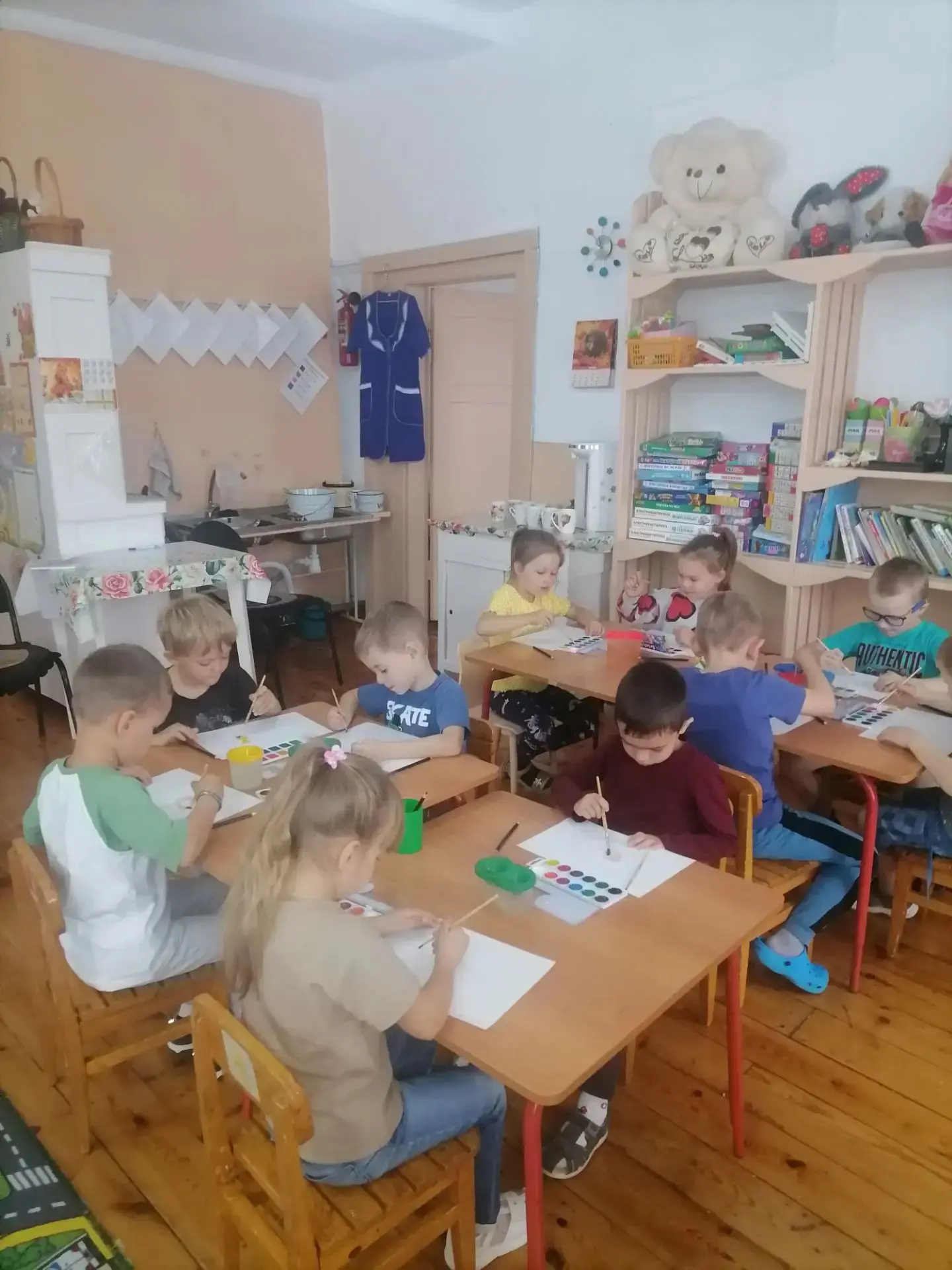 Сегодня дети старшей группы продолжили знакомиться с жанром натюрморта.