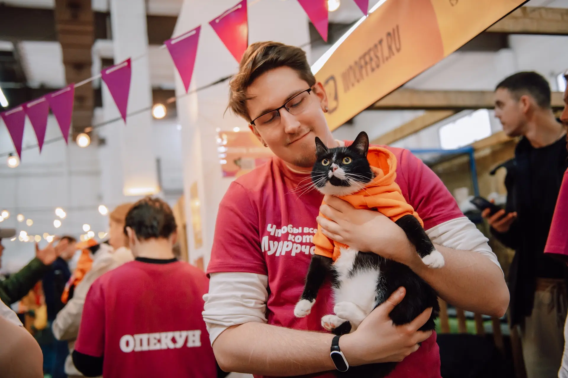 🐾 Думаете взять питомца из приюта? 17 и 18 октября приходите на WOOF FEST на Хлебозаводе.