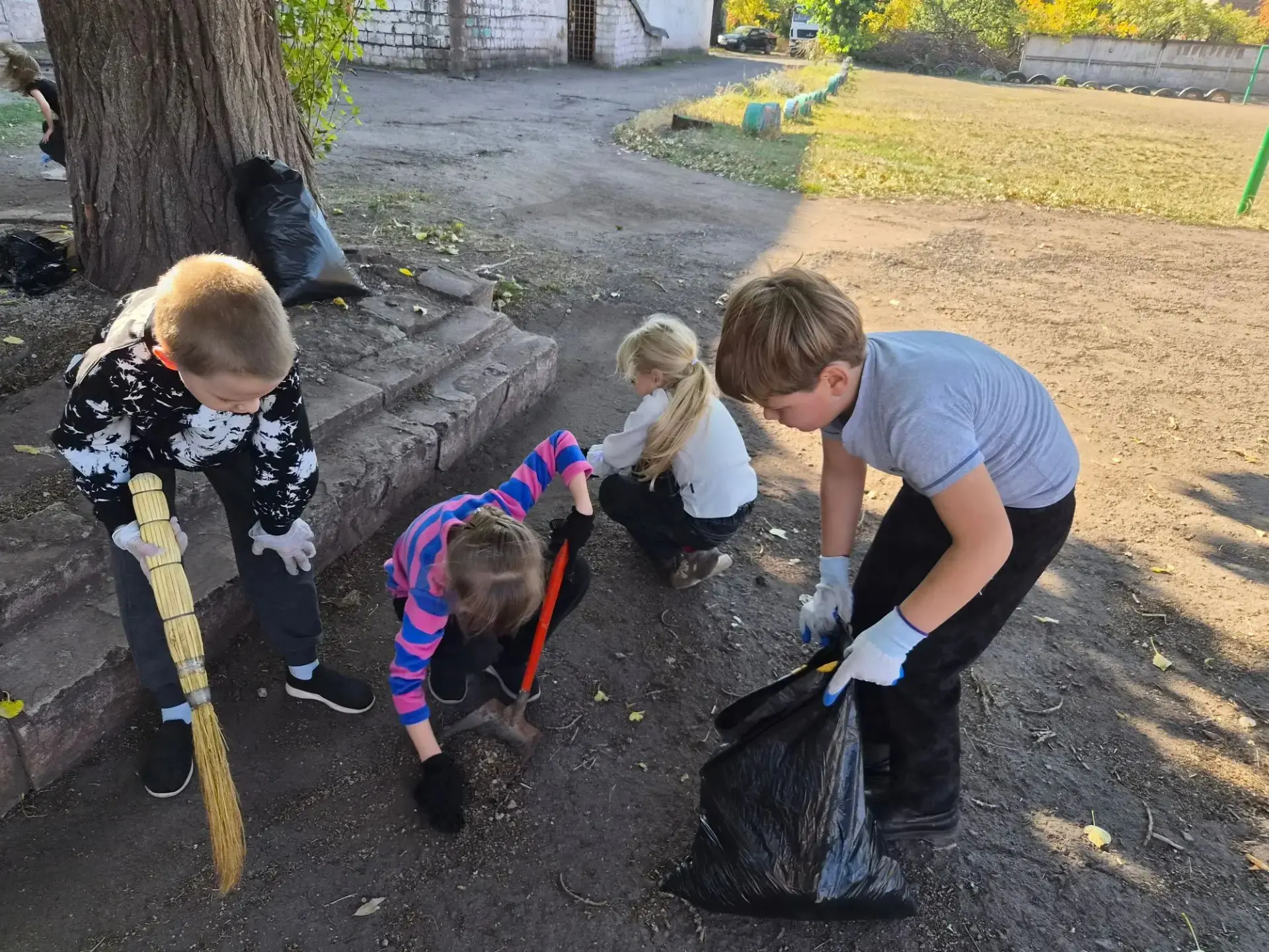 🧹🍂 Ура! В нашей школе прошёл замечательный субботник!🍂🧹