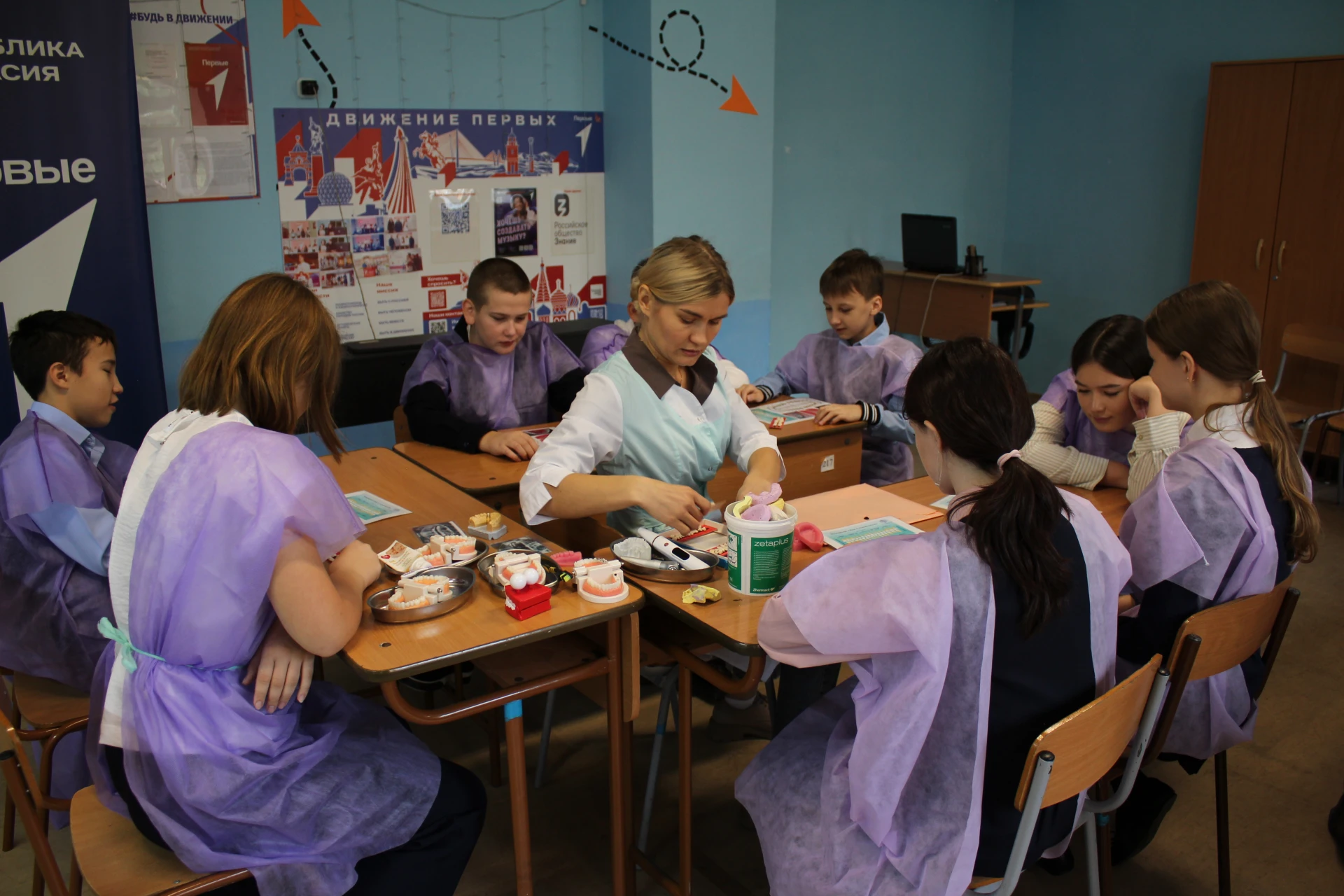Наши ученики попробовали себя в роли стоматологов и медсестёр💉