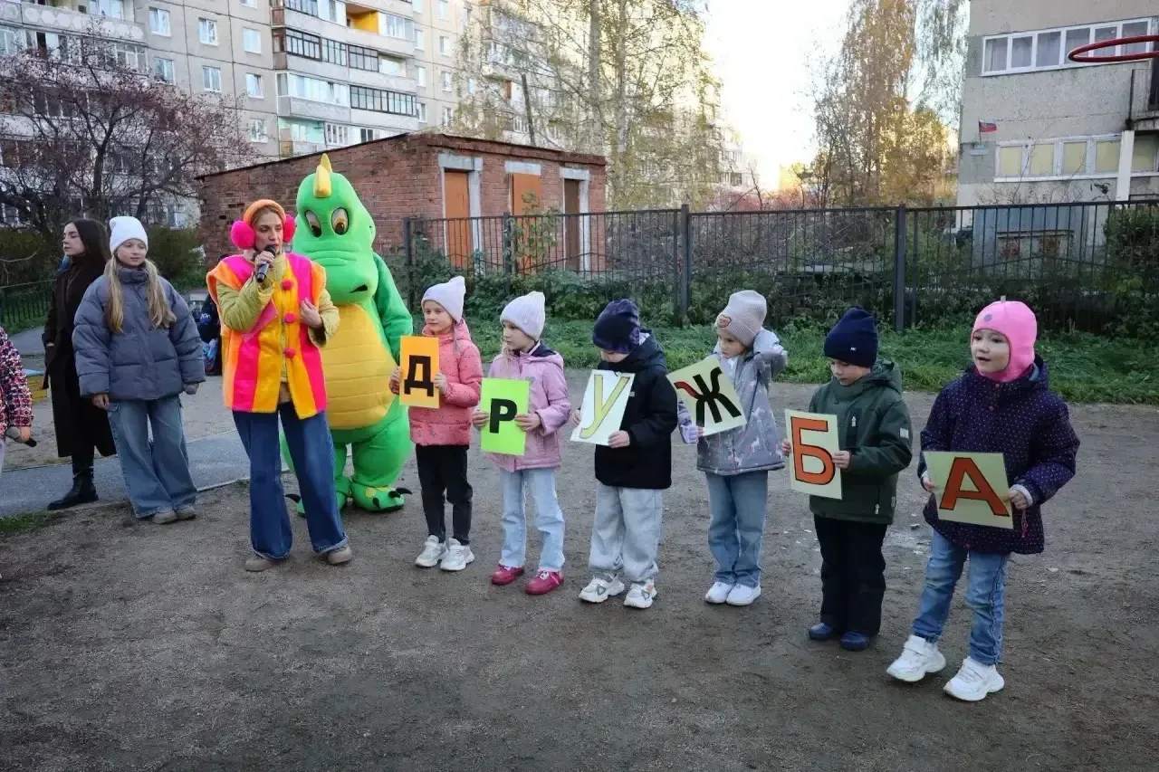 🍂 «Лужайка дружбы»: тёплая встреча во дворе на Плеханова