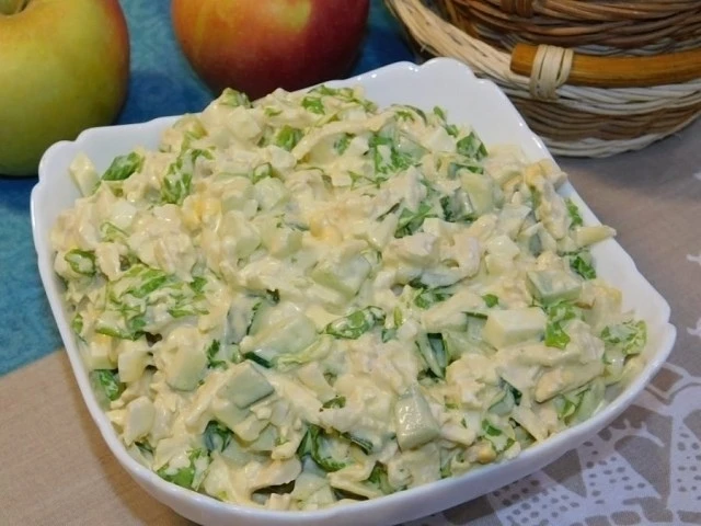 Салат с куриным филе и яблоками
