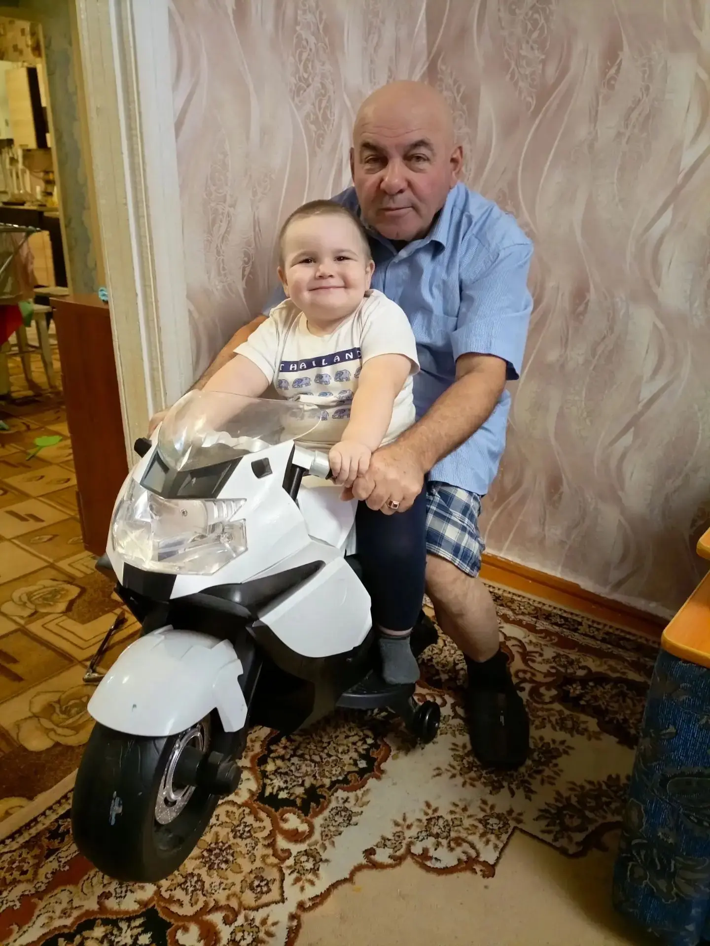 Мой папа — самый лучший на свете. Мы вместе много играем, гуляем, ездим на природу, и к...