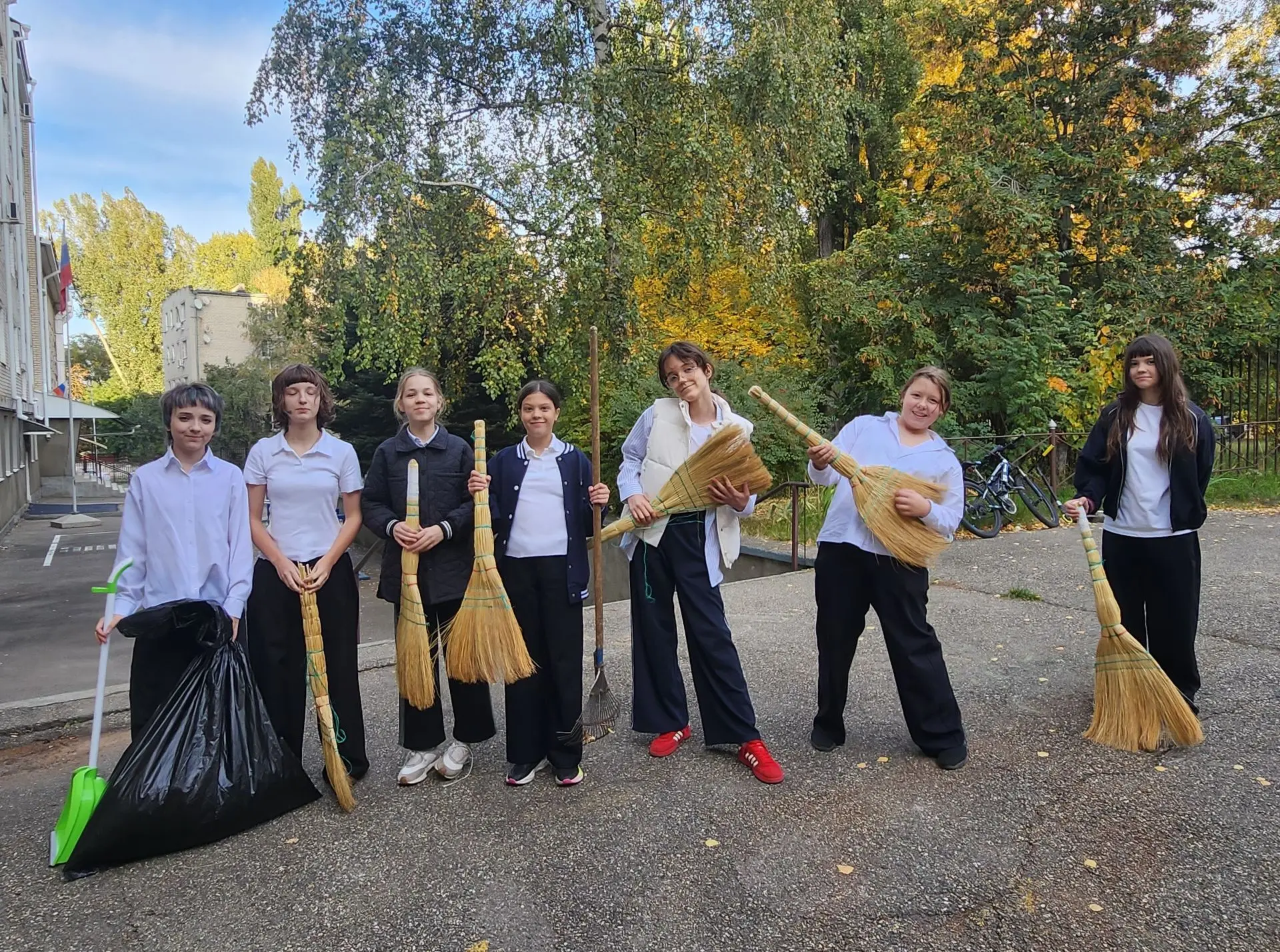 🍂 Осенняя уборка в нашей школе!