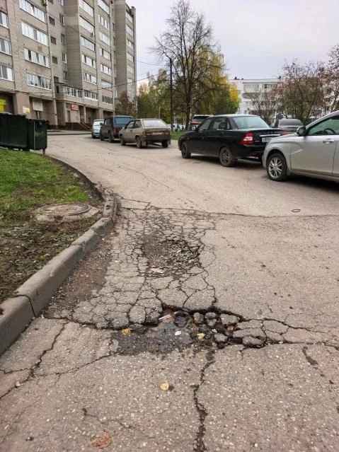 - Необходим ремонт асфальтового покрытия (ямы) во дворе многоквартирного дома 11 по про...