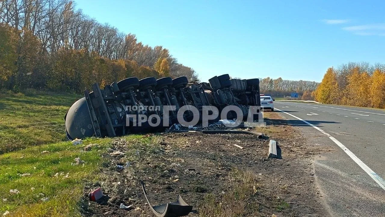 Фура-автоцистерна перевернулась на М-7 в Козловском районе