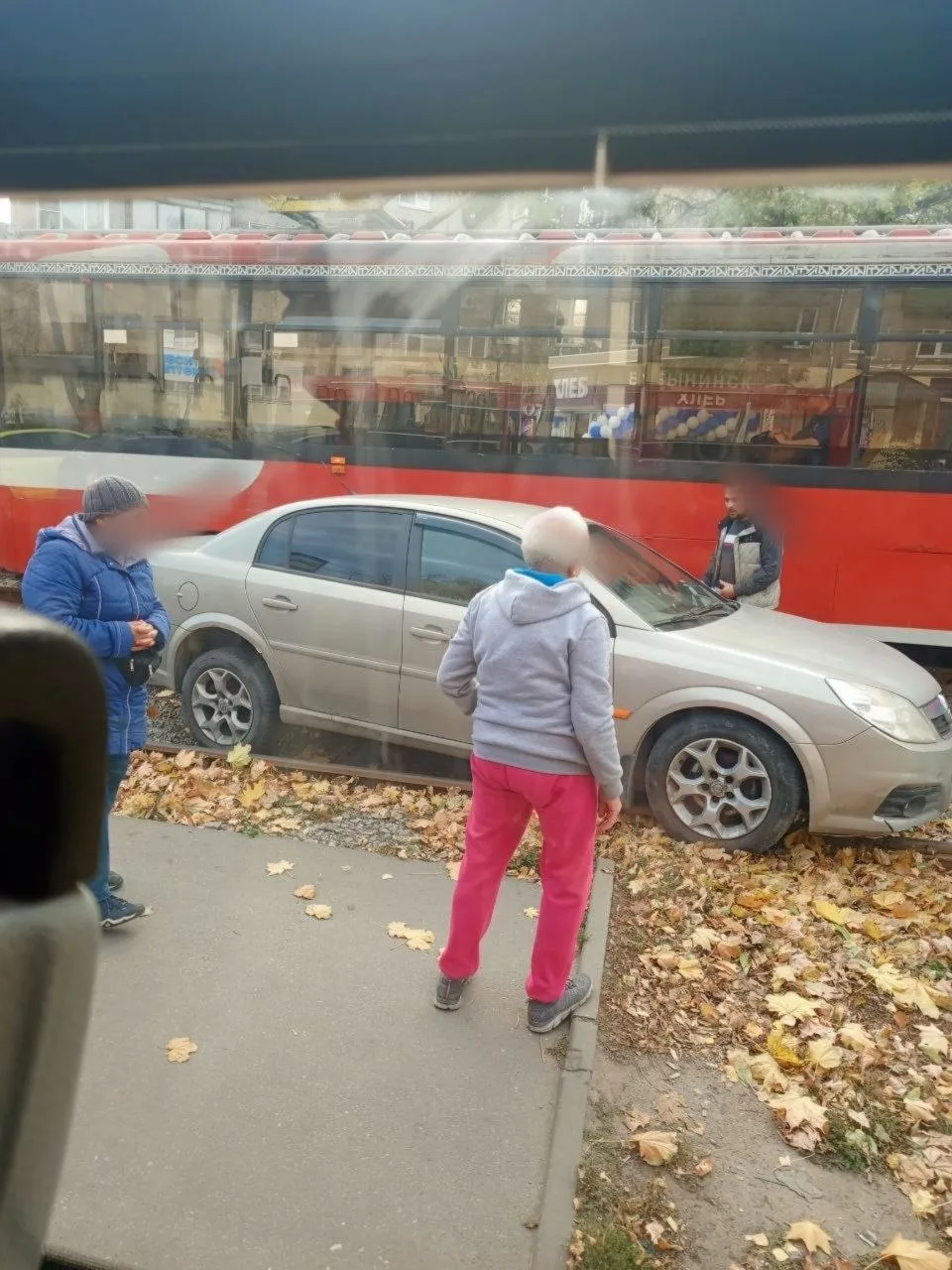 ❗️Началось. В Криволучье водитель легковушки заехал на рельсы и не смог выбраться