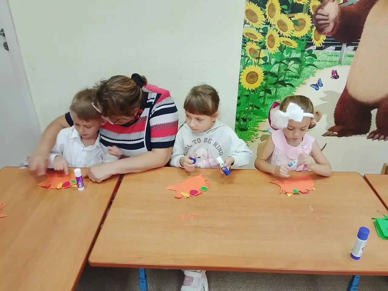 Интегрированное занятие, развитие речи и аппликация в старшей группе «Радуга»