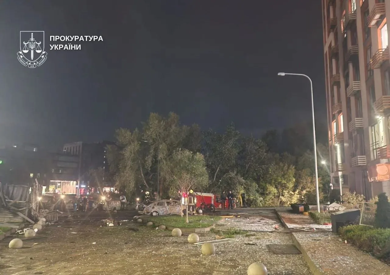 Ещё кадры последствий падения обломков «Герани» на территорию ЖК Seven в Киеве.