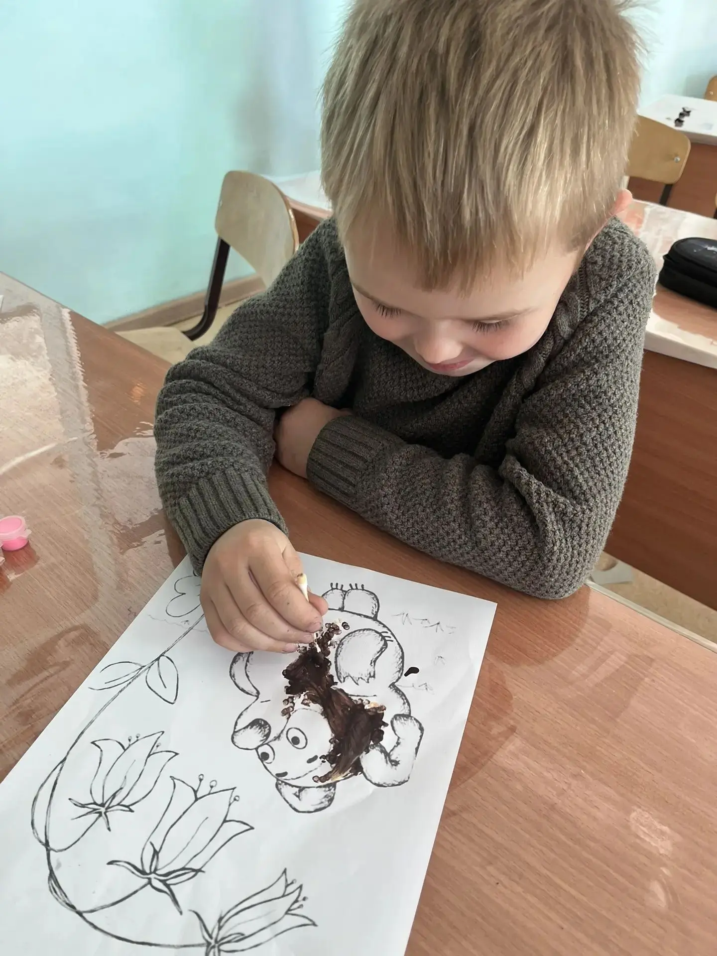 🎨 В группе продленного дня первоклассники рисовали ватными палочками.