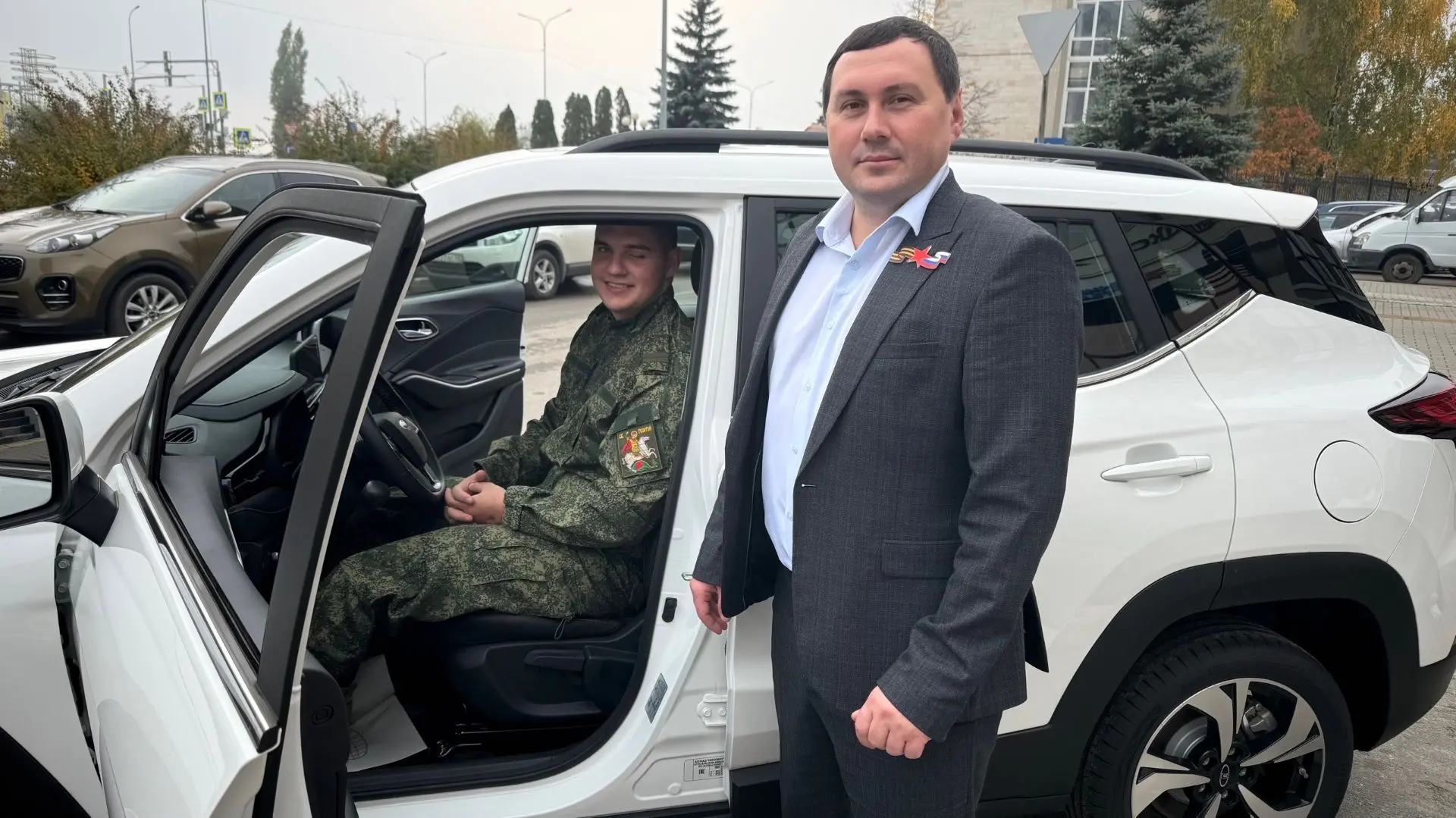Ветерану СВО вручили автомобиль с ручным управлением