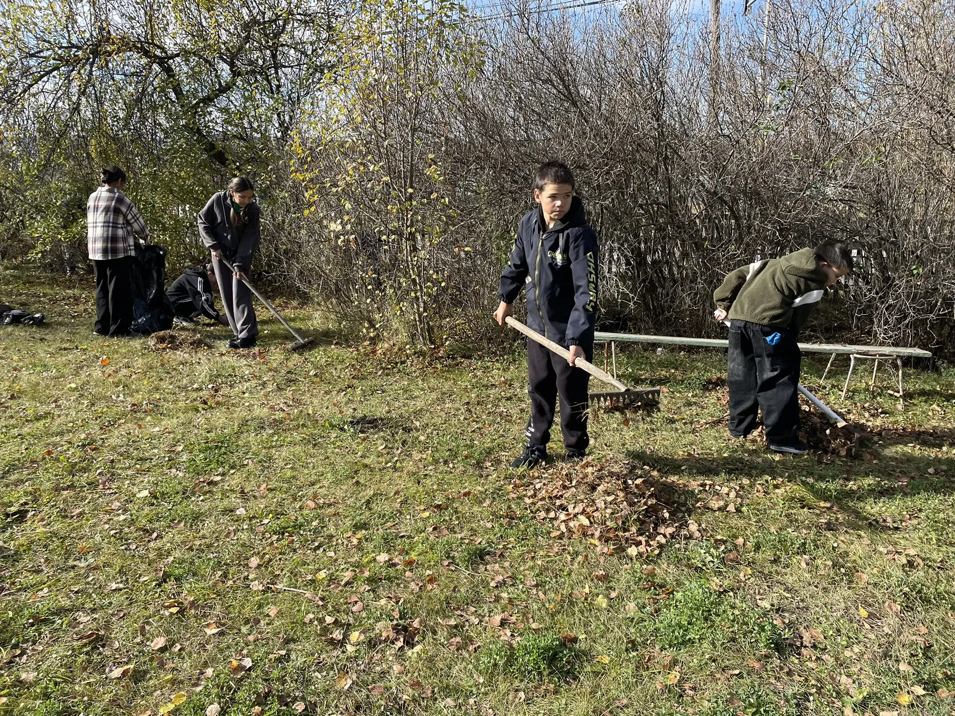 🍁 Чистота вокруг нас: 9 октября в нашей школе прошел осенний субботник!