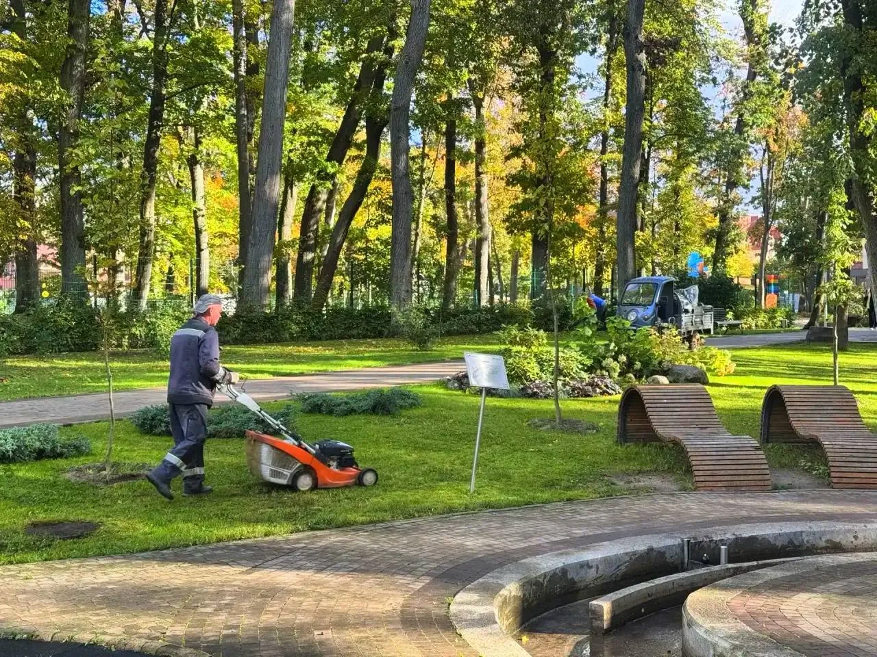 🍂 В парках Гурьевска продлевают лето!