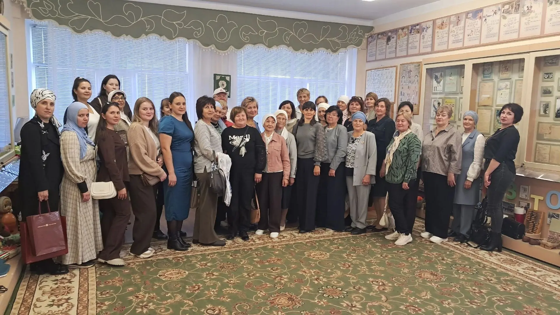 Әлифба музеенда Кайбыч районының  Кайбыч урта мәктәбе укытучылары коллективы.